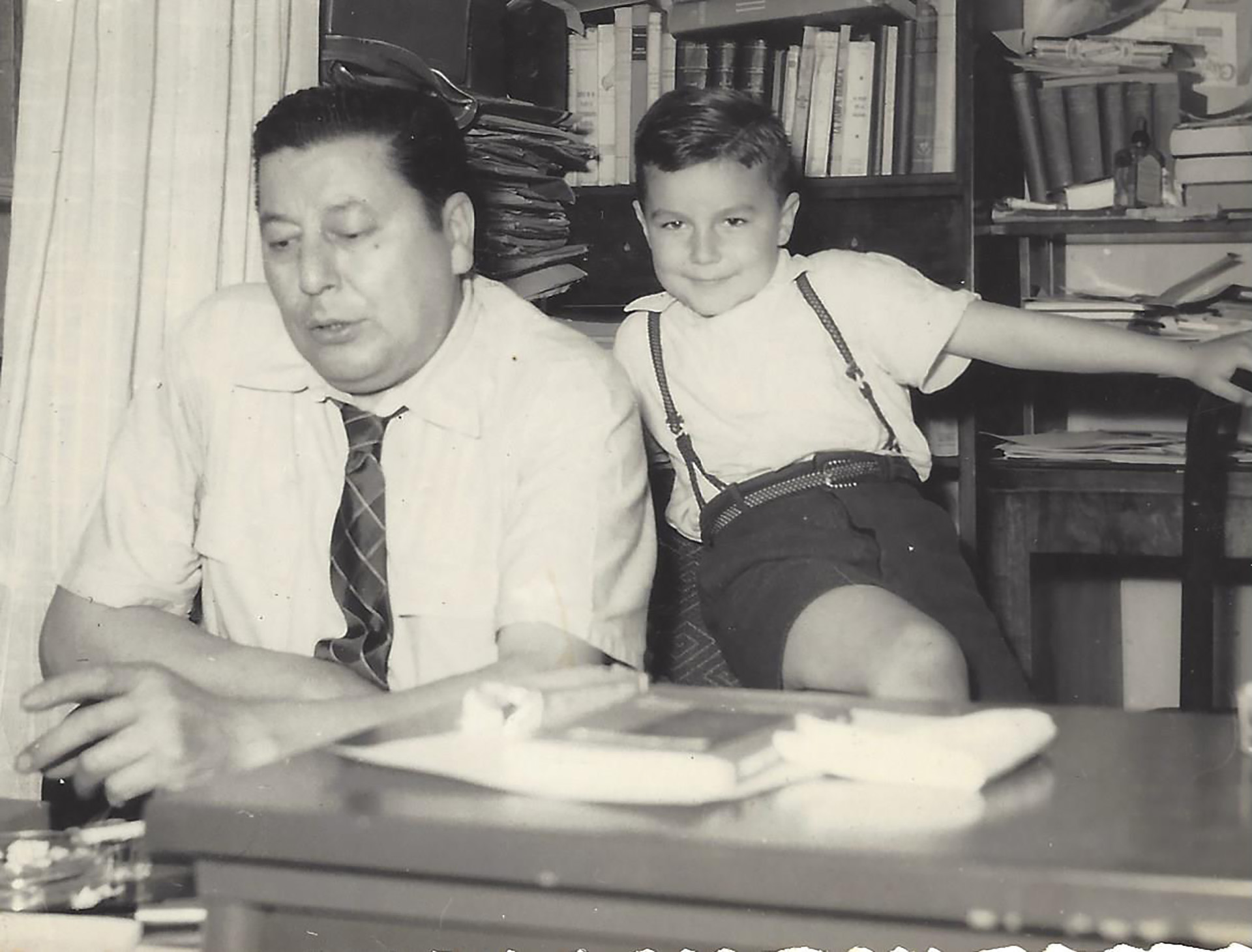 Atahualpa con su hijo Kolla, en el departamento de Chile 942 (1954). Foto: Cortesía Fundación Atahualpa Yupanqui.