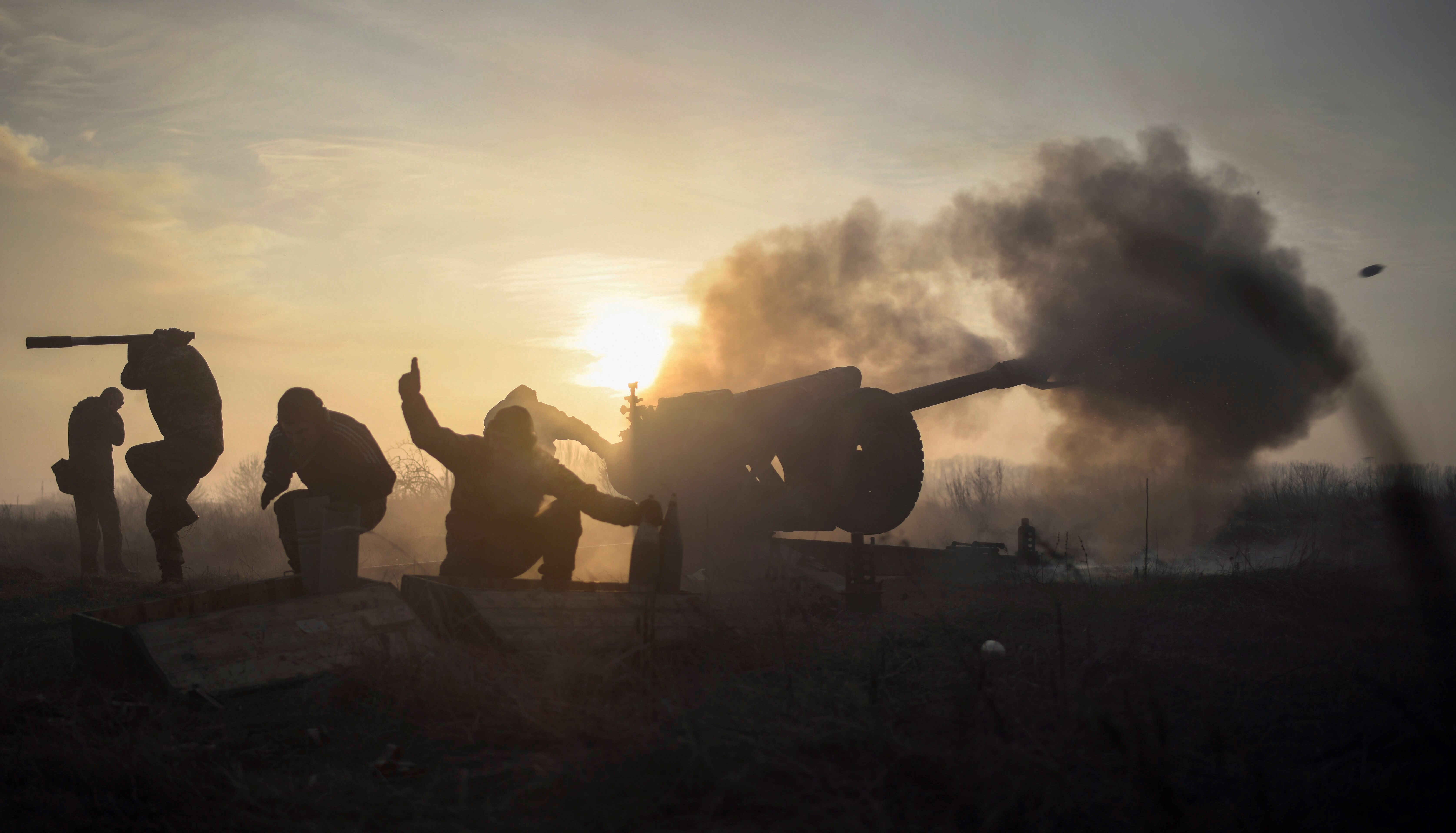 Siły prorosyjskie strzelają z armaty z Doniecka, naprzeciw byłego Donbasu.  Tam właśnie rozegra się decydująca bitwa tej wojny.  EFE / Marcin Lecico.