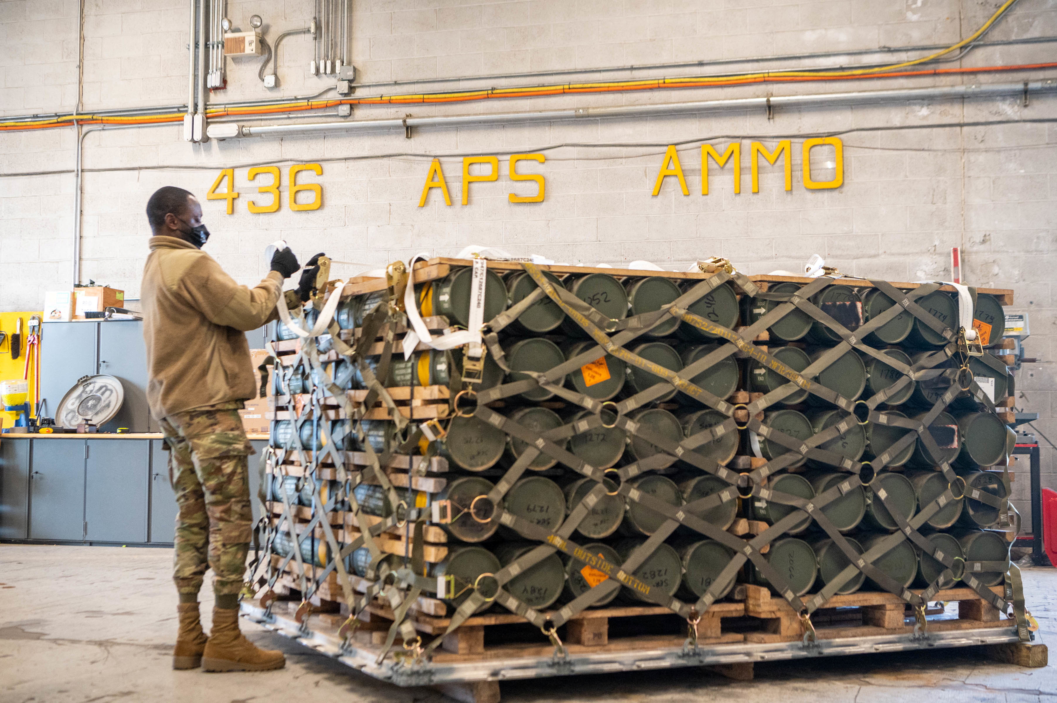 Este domingo llegó a Ucrania el segundo cargamento de armas enviado por Estados Unidos (U.S. Air Force/Mauricio Campino/Handout via REUTERS)