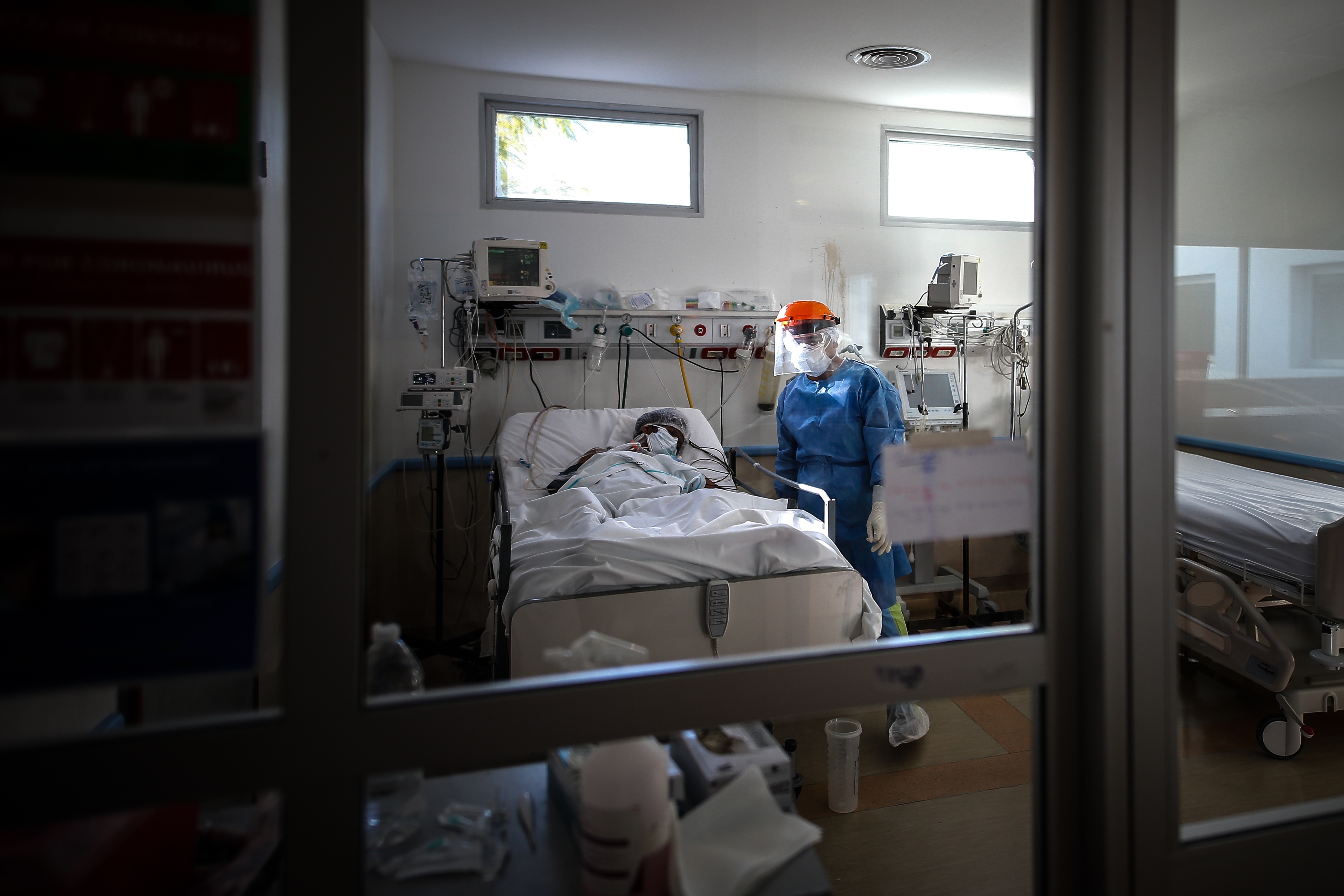El sistema sanitario argentino tiene el 61,9 % de sus camas de cuidados intensivos ocupadas hasta el momento (EFE/Juan Ignacio Roncoroni/Archivo)
