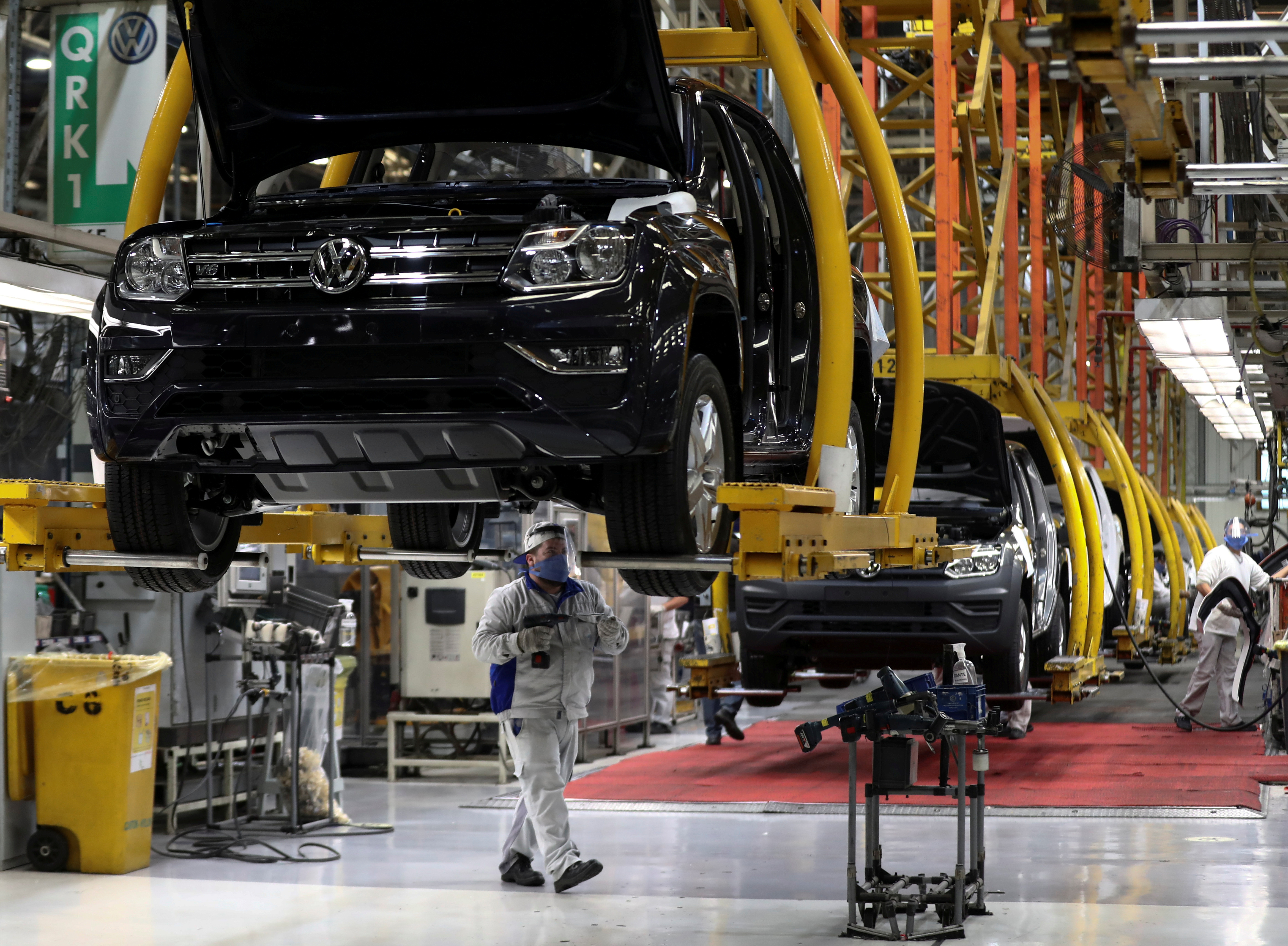 En Volkswagen aseguraron que cuentan con stock de neumáticos para una semana más 