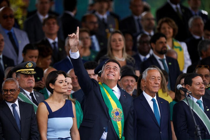 El presidente brasileño, Jair Bolsonaro, durante el desfile militar para celebrar el bicentenario de la independencia de Brasil, que la oposición lo acusa de haber convertido en un acto partidista. REUTERS/Adriano Machado