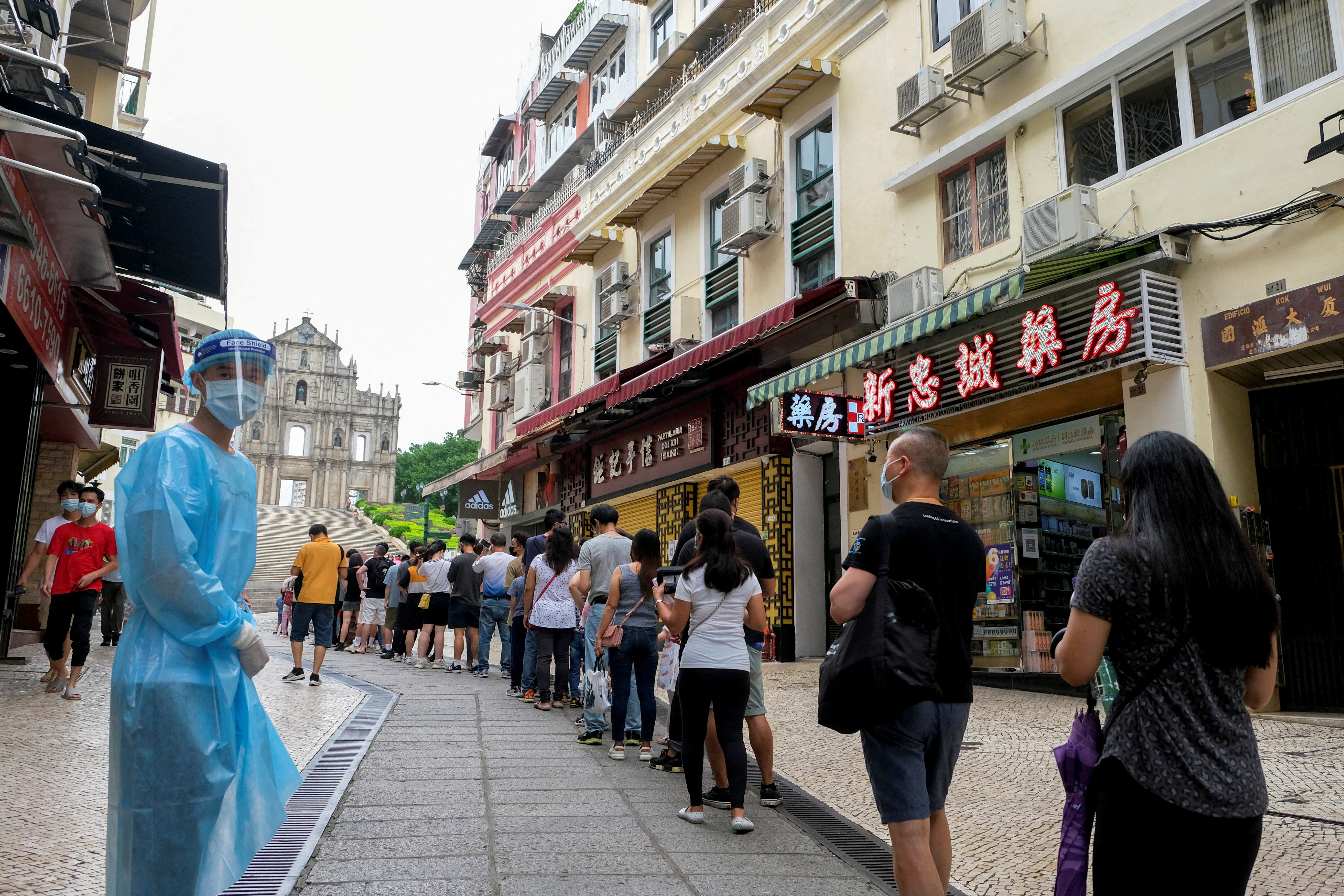 Personas hacen fila para testearse en China a casi tres años de iniciada la pandemia (REUTERS)