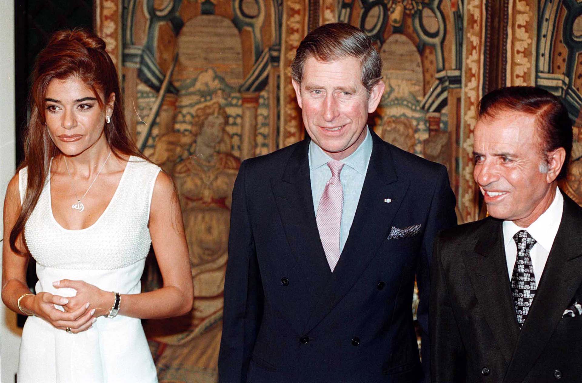 Carlos Menem y su hija Zulema junto al príncipe Carlos de Inglaterra en el Hotel Alvear de Buenos Aires en 1999. Se trató de la primera visita de la realeza británica desde la Guerra de Malvinas