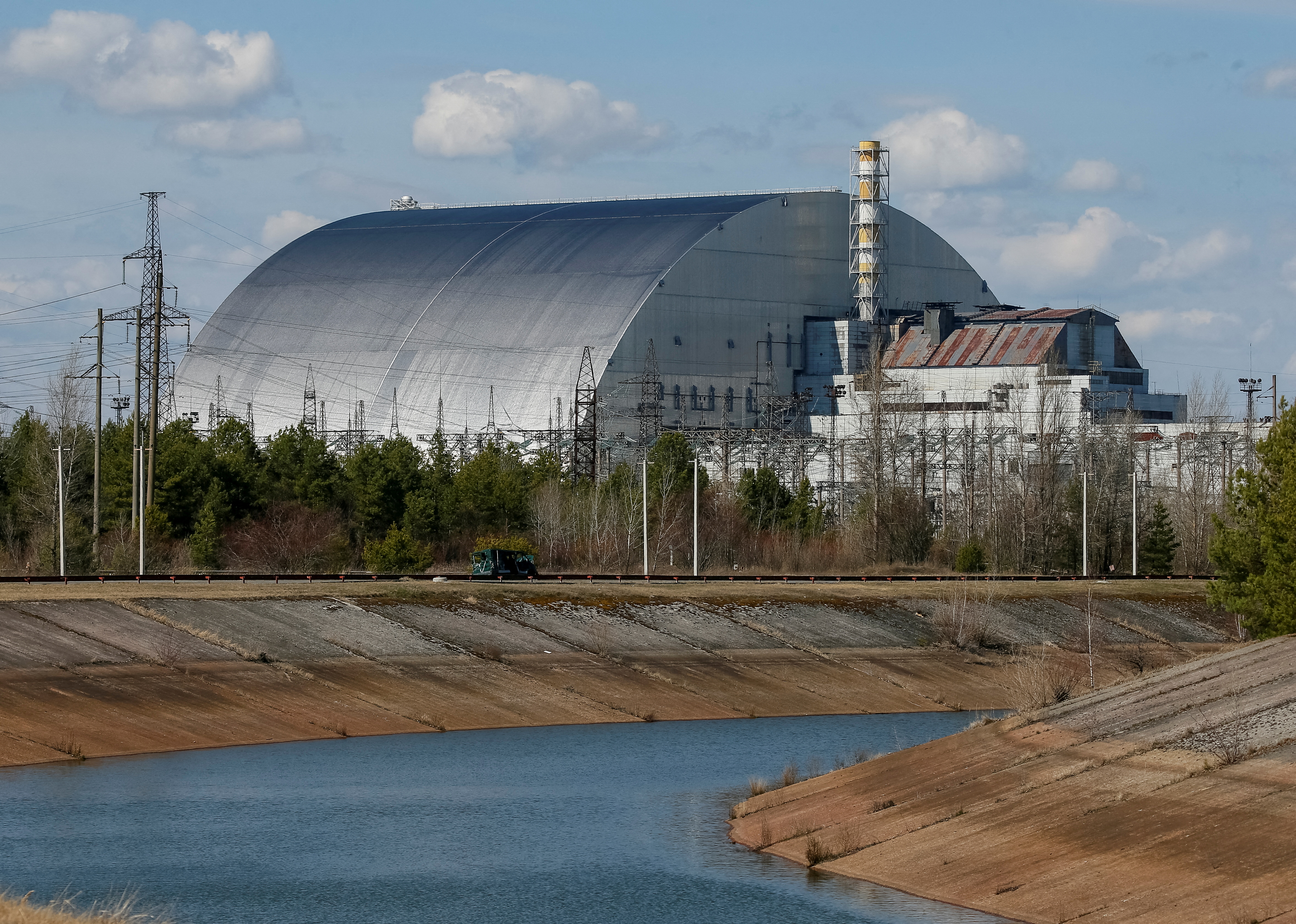 Vista general de la estructura del Nuevo Confinamiento Seguro (NSC) sobre el antiguo sarcófago que cubre el cuarto reactor dañado en la central nuclear de Chernóbil, en Chernóbil, Ucrania 7 de abril de 2022. REUTERS