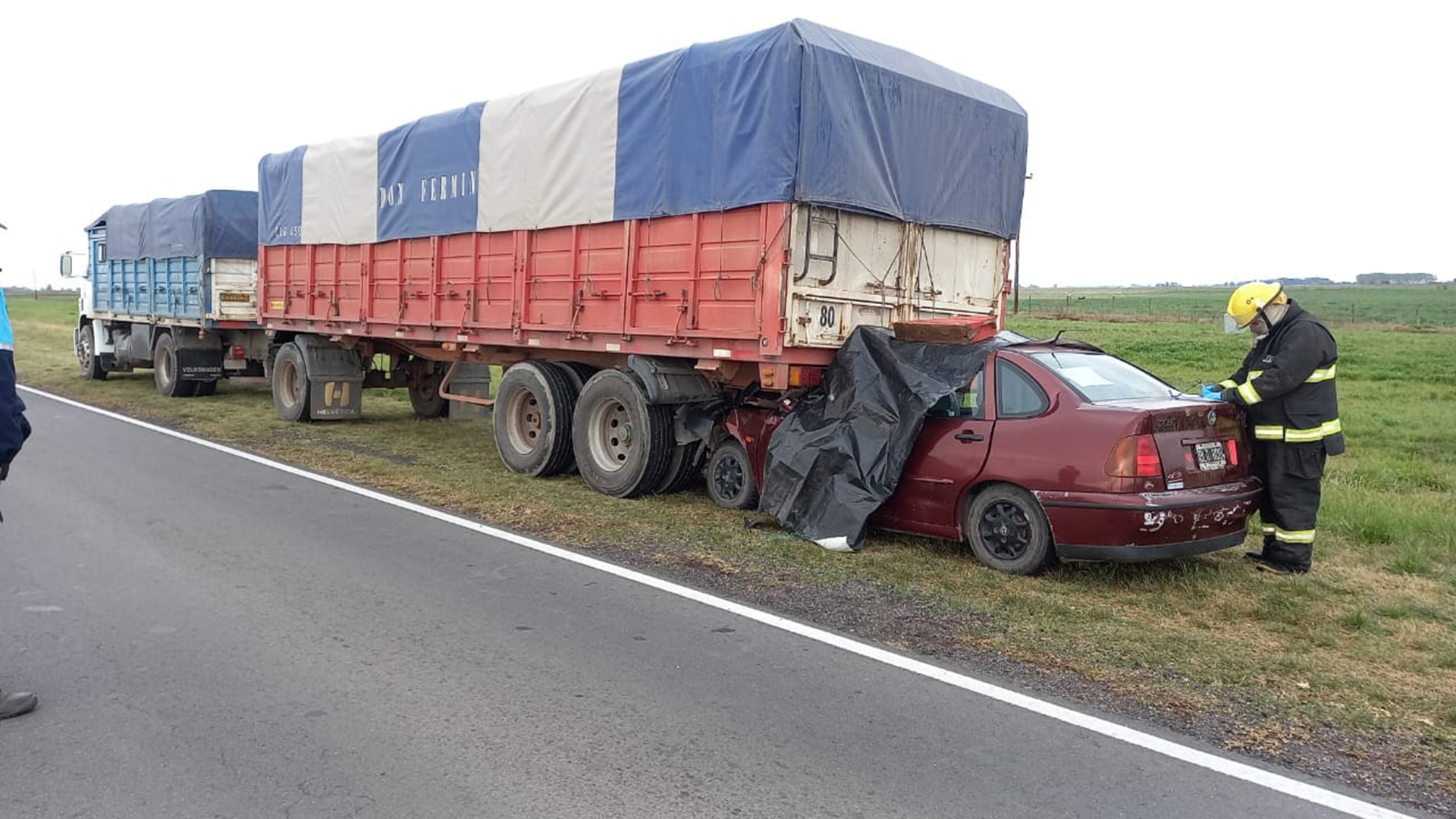 Así quedó el volkswagen polo color bordó que conducía Mansilla. El femicida de 63 años murió al instante (Foto/datatrenque.com.ar)