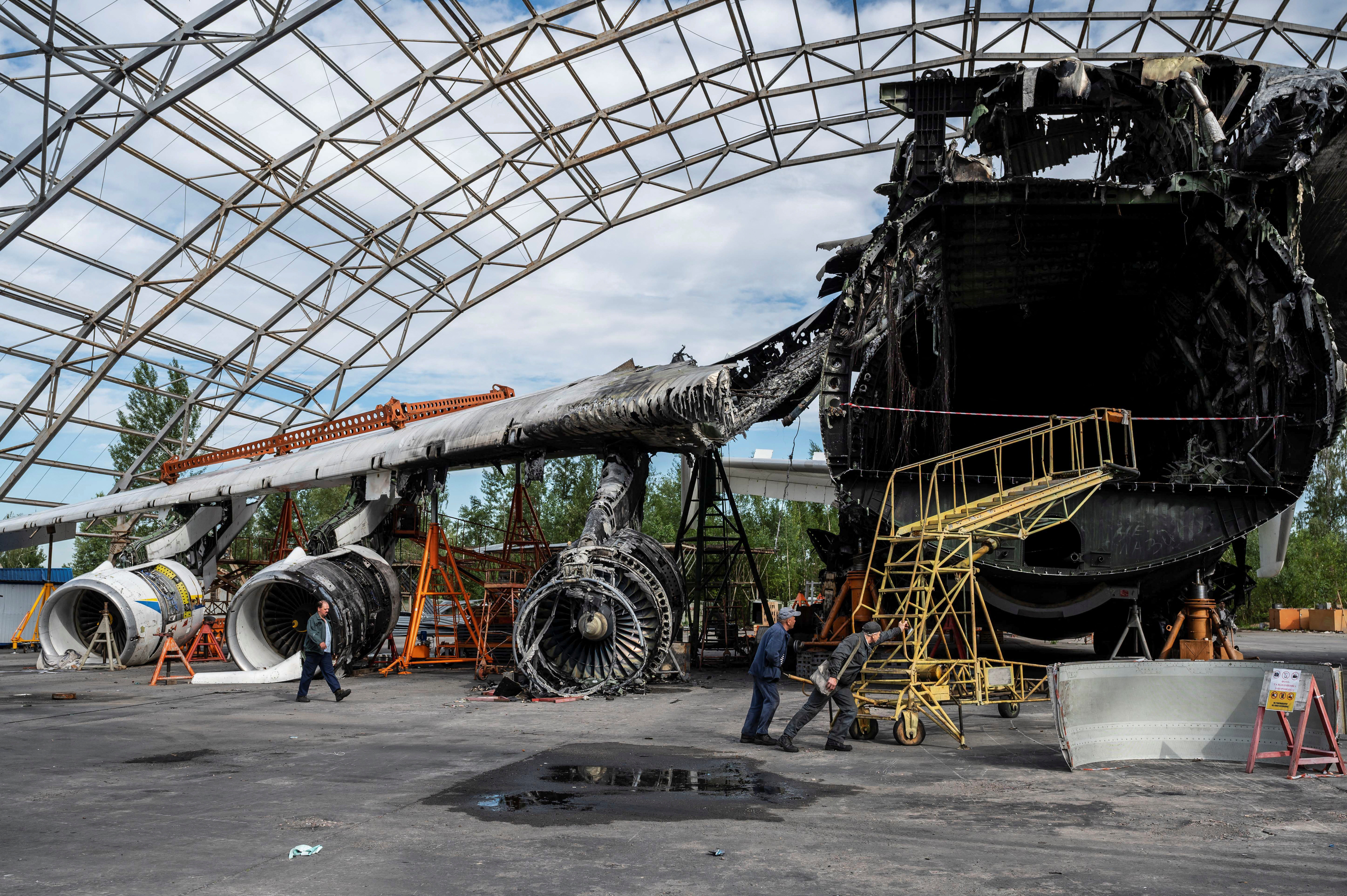 Los restos incendiados del Mriya, el avión más grande del mundo que es un símbolo para el pueblo ucraniano. (REUTERS/Viacheslav Ratynskyi)