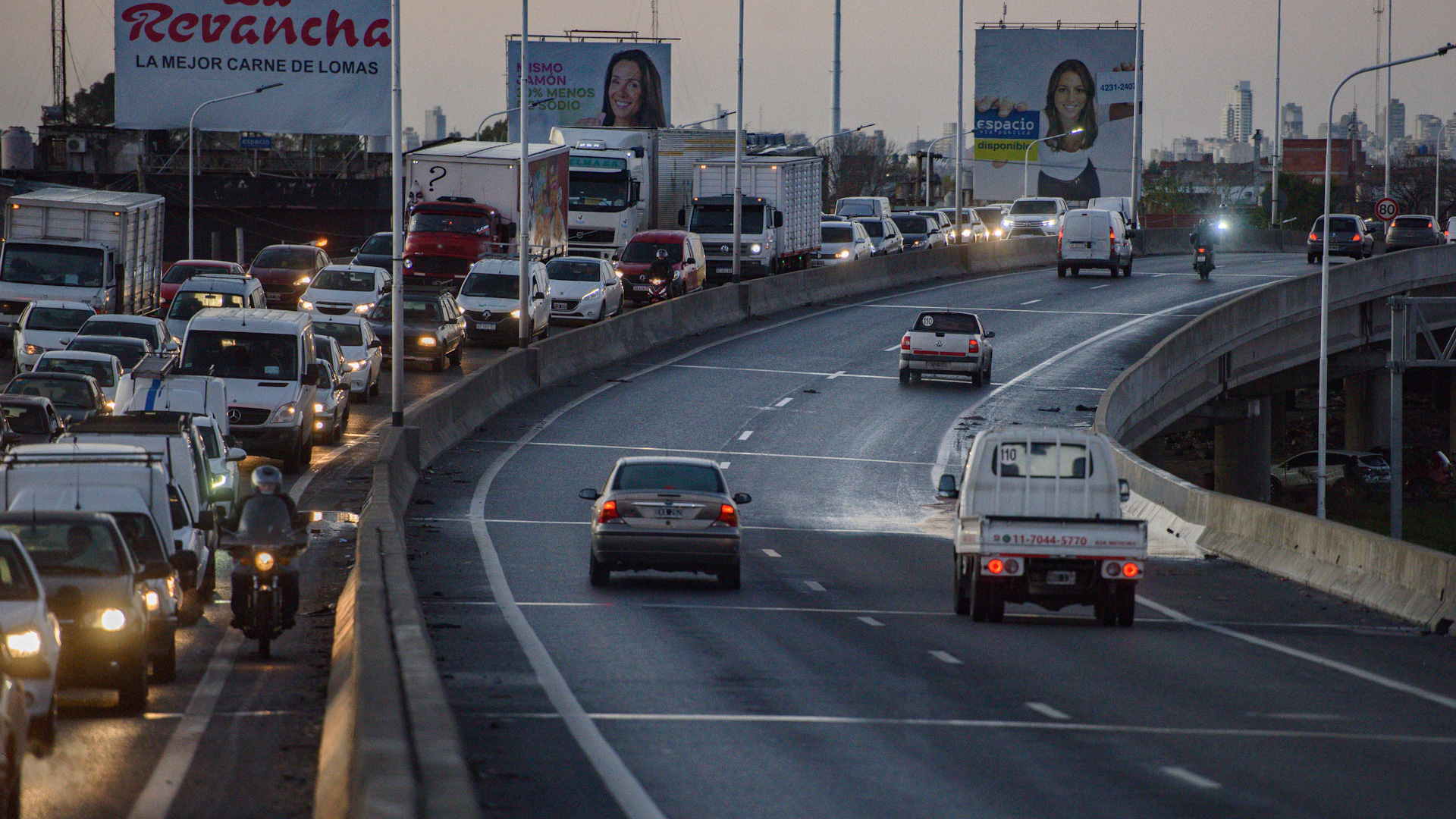Por las autopistas de la Ciudad circularon en las primeras horas del día 10 mil vehículos, que significa 42% menos respecto a la semana pasada y representa 37% del tránsito que había antes de comenzar la cuarentena.