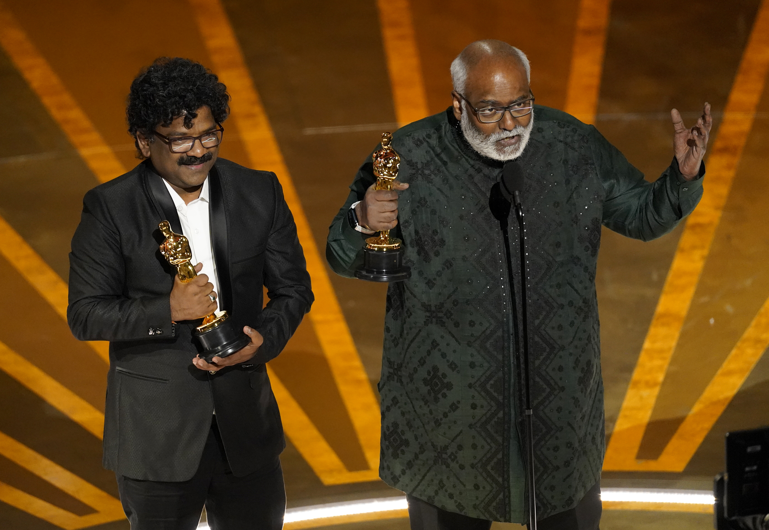 M.M. Keeravaani (derecha) y Chandrabose aceptan el Oscar por mejor canción original por "Naatu Naatu" de la cinta "RRR", el domingo 12 de marzo de 2023, en el Dolby Theatre de Los Ángeles. (AP Foto/Chris Pizzello)
