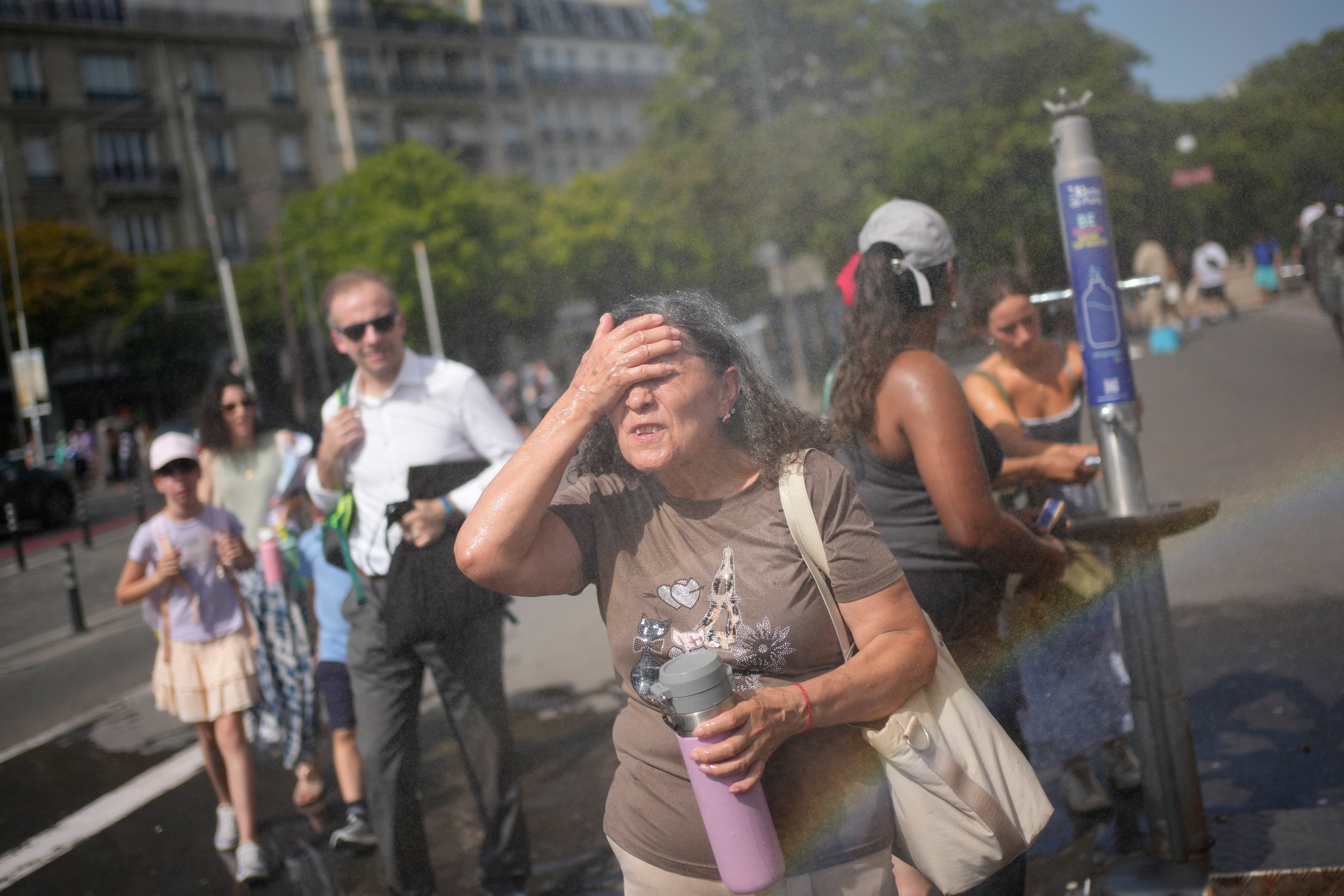 Hospitales sin aire acondicionado y una ley frenada por el propio Gobierno: la otra cara de la ola de calor en Francia