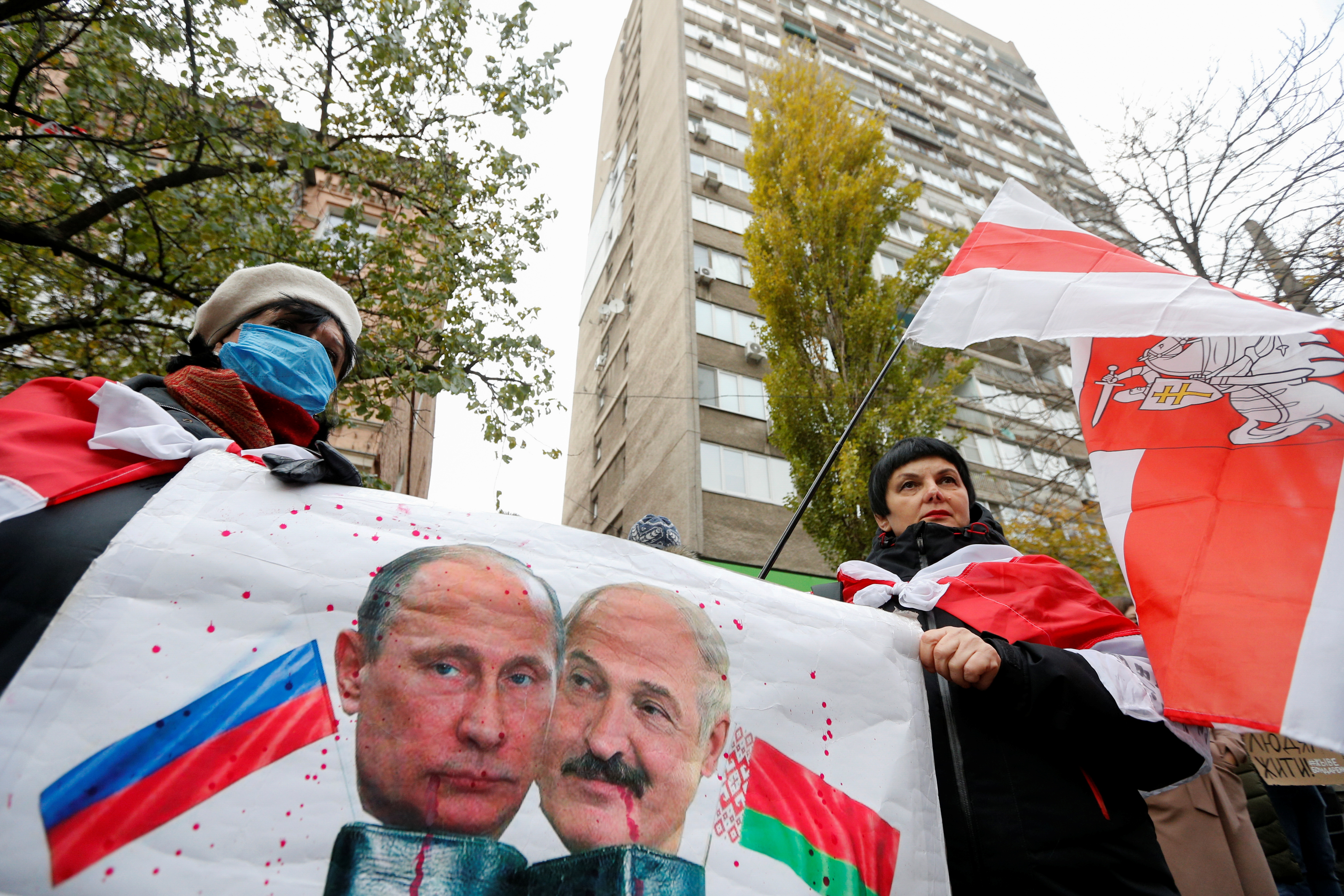 Protesta en Ucrania con los rostros de Putin y Lukashenko (Reuters)