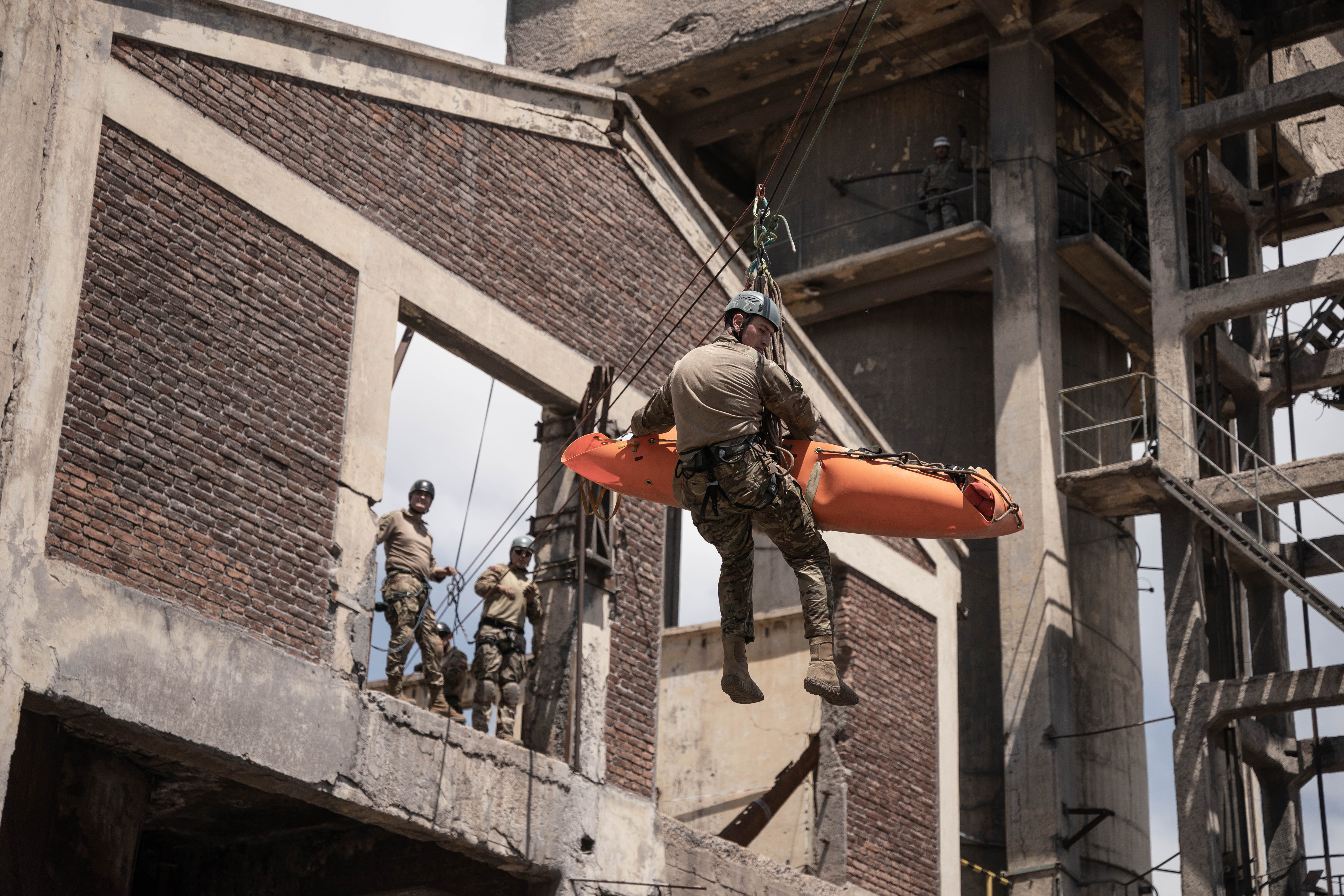 Durante la práctica, se simularon situaciones de víctimas atrapadas en edificios