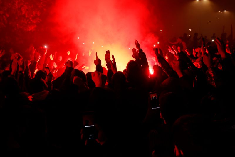 Fanáticos del Napoli en el estadio Diego Armando Maradona. Foto: REUTERS/Ciro De Luca