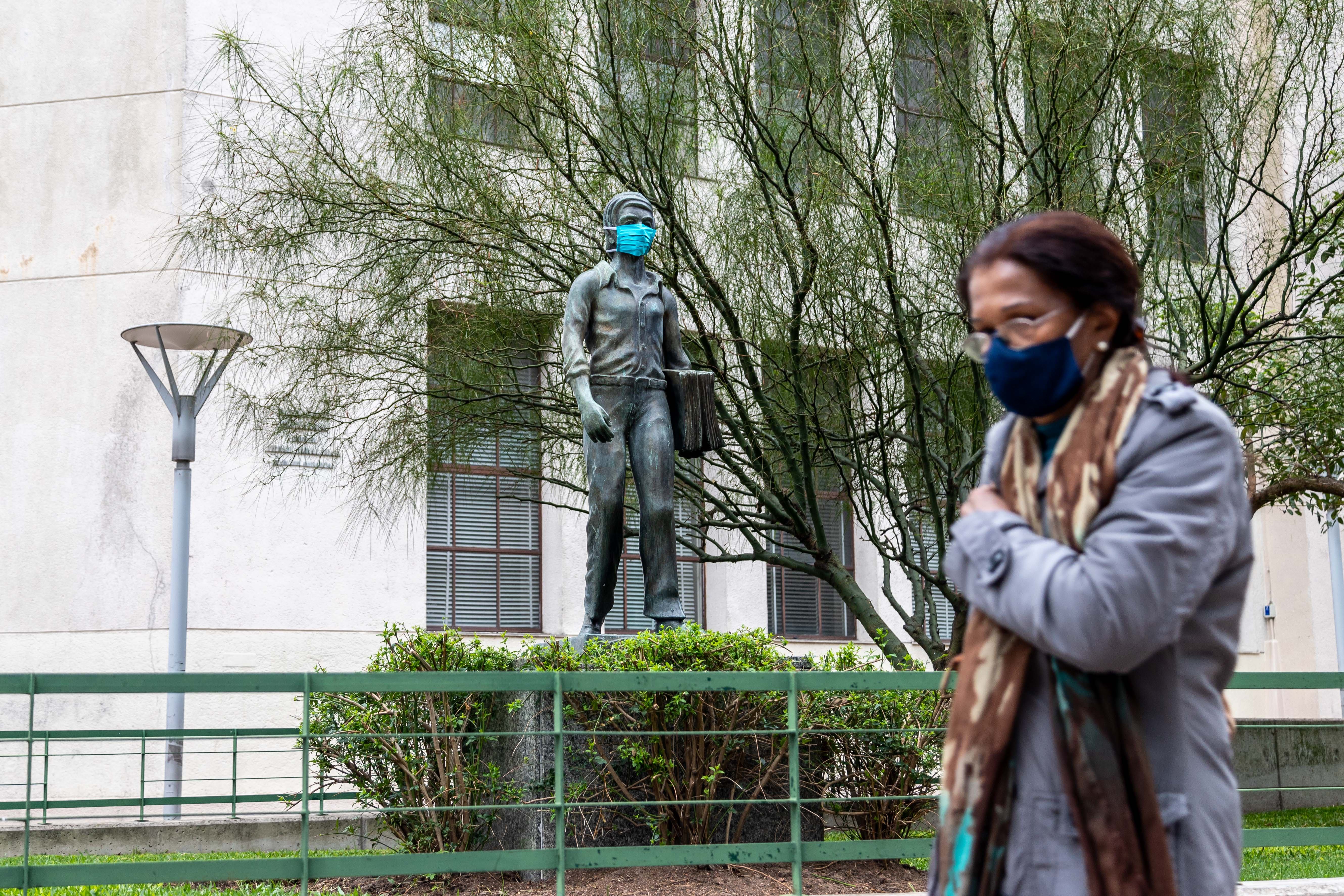 07/05/2020 Una mujer pasa frente a una estatua con mascarilla en Montevideo, acción promovida por el Gobierno para fomentar el uso de mascarilla.
ECONOMIA 
MAURICIO ZINA / ZUMA PRESS / CONTACTOPHOTO
