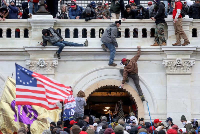 FOTO ARCHIVO: Una turba de partidarios del presidente de Estados Unidos, Donald Trump, pelea con miembros de las fuerzas del orden en una puerta que rompieron mientras irrumpen en el edificio del Capitolio (REUTERS/Leah Millis)