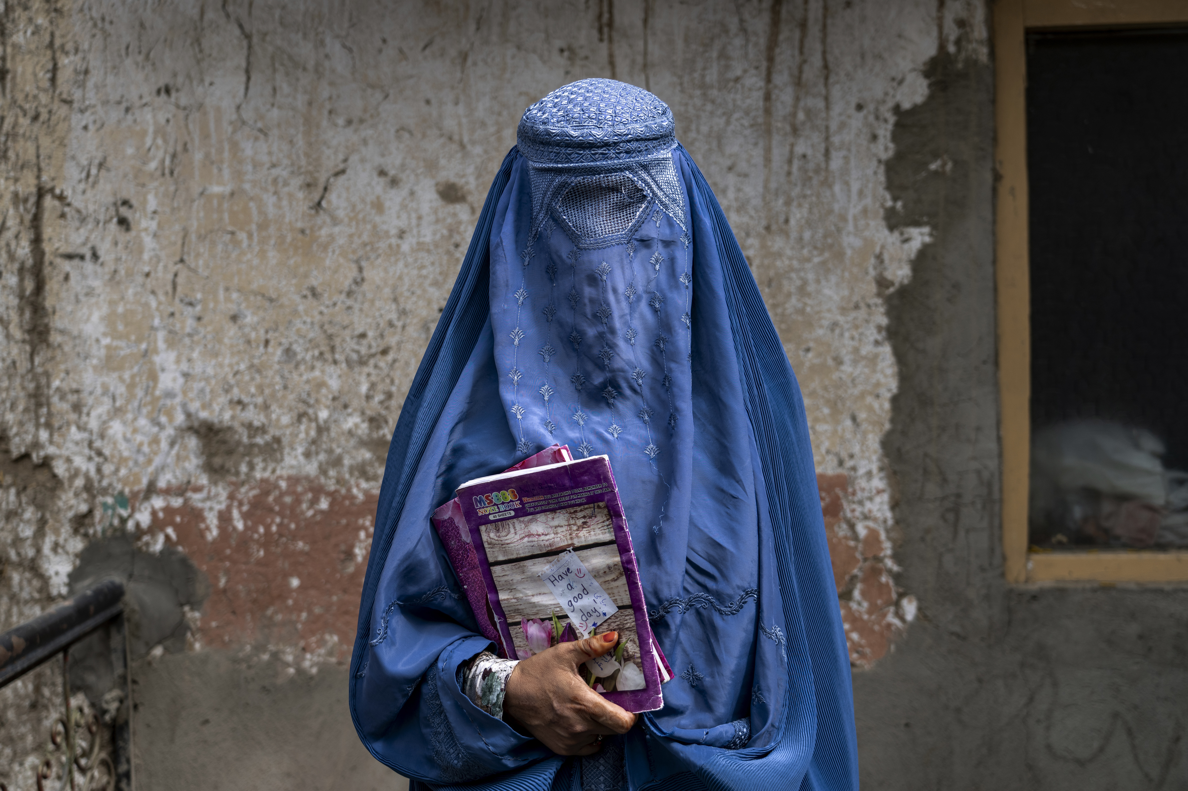 Arefeh, una mujer afgana de 40 años, sale de una escuela clandestina en Kabul (AP Foto/Ebrahim Noroozi)