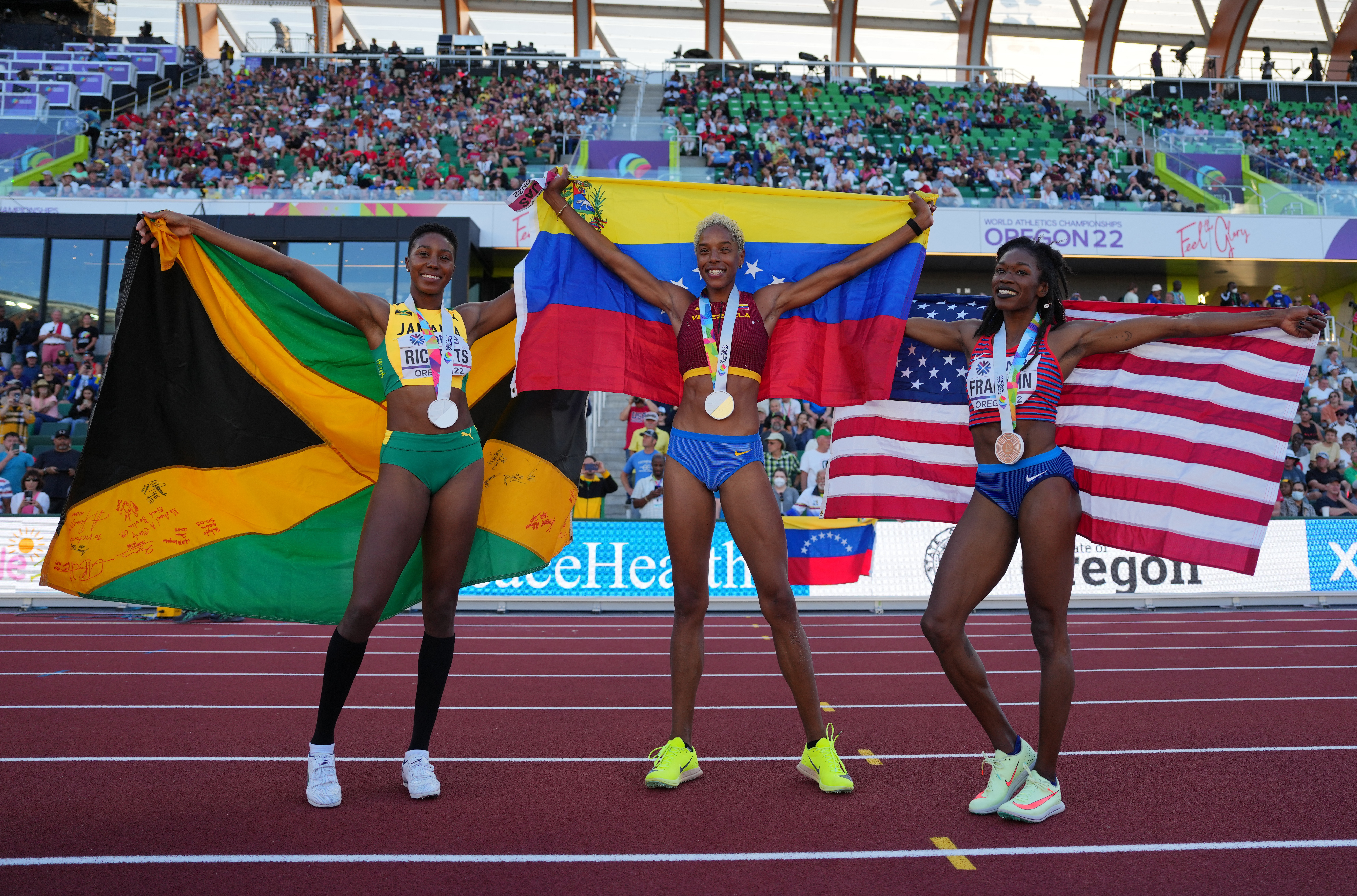 Rojas, dueña del récord mundial (15,74 metros), confirmó su aplastante dominio de la disciplina al imponerse a la jamaicana Shanieka Ricketts, que se quedó con la plata con 14,89, y la estadounidense Tori Franklin, bronce con 14,7