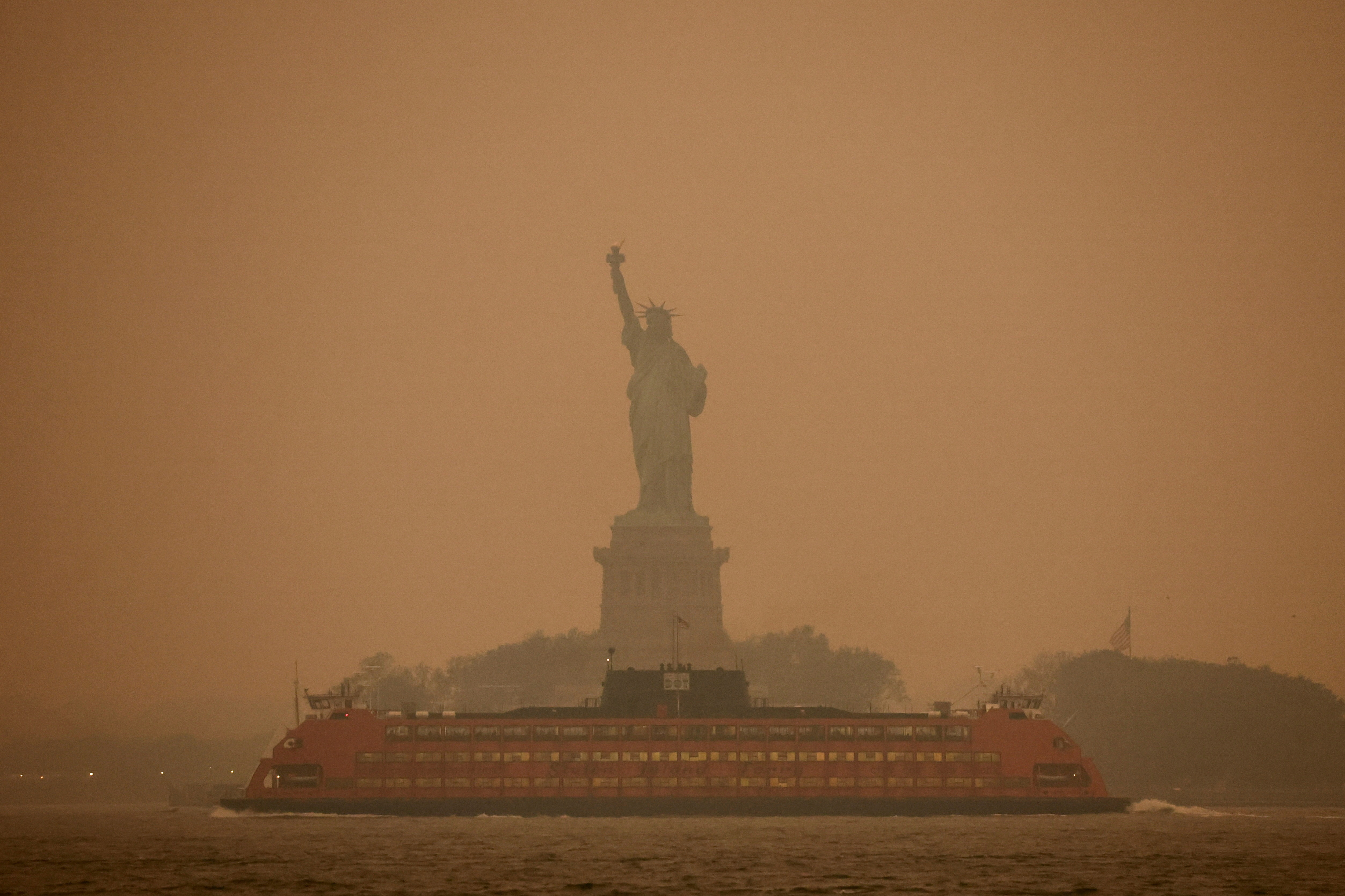 La Estatua de la Libertad está cubierta de neblina y humo causado por incendios forestales en Canadá, en Nueva York, EE. UU., 6 de junio de 2023. REUTERS/Amr Alfiky/Foto de archivo