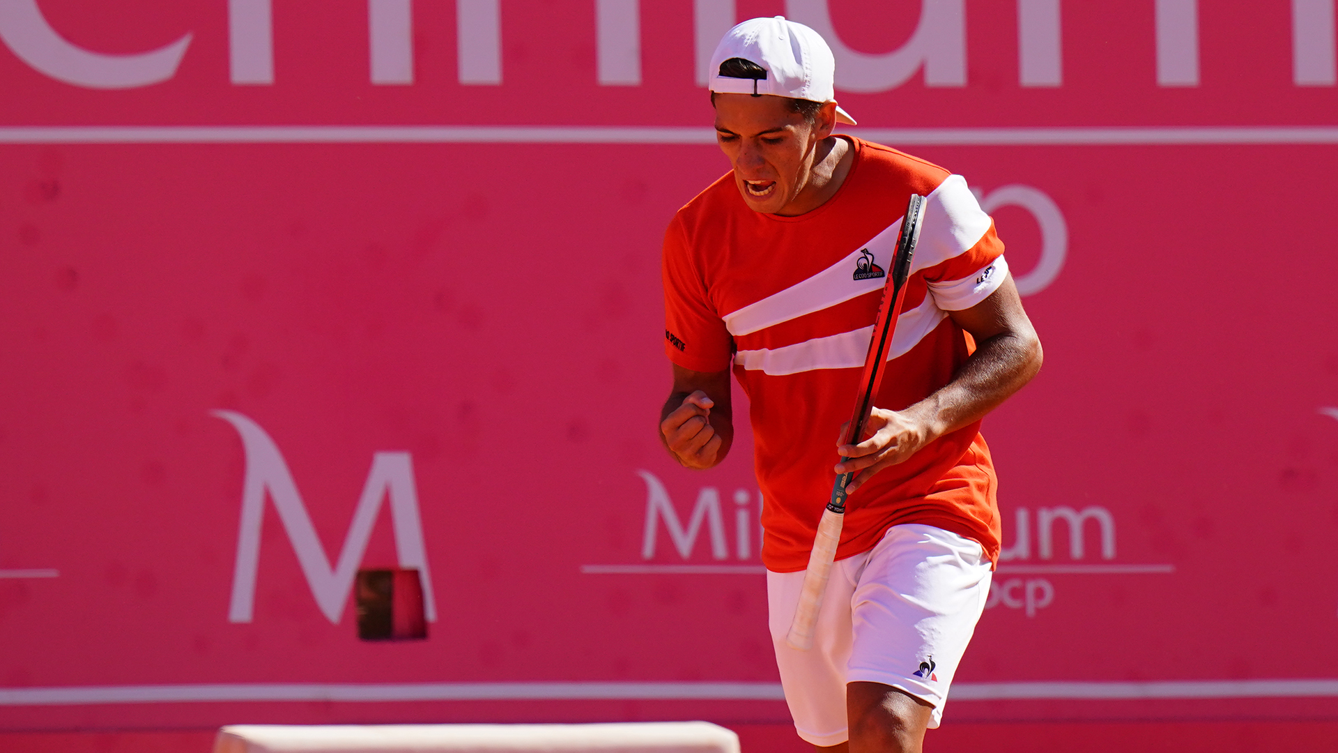 ESTORIL, PORTUGAL - MAY 1: Sebastian Baez from Argentina competes against Frances Tiafoe from the United States during the Singles Final on day seven of the Millennium Estoril Open 2022 at Clube de Tenis do Estoril on May 1, 2022 in Estoril, Portugal.  (Photo by Gualter Fatia/Getty Images)