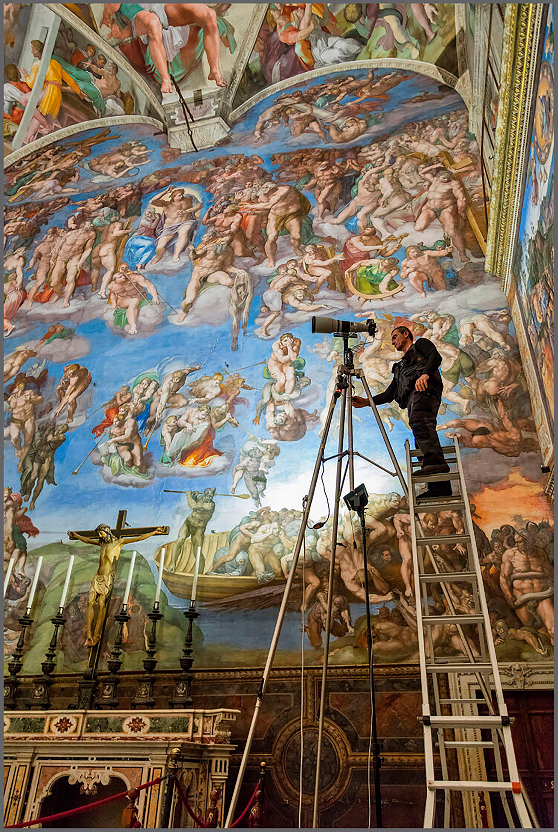 Parte del equipo trabajando en las 270.000 fotografías sobre las que se creó el libro de 22.000 dólares (Museos Vaticanos)