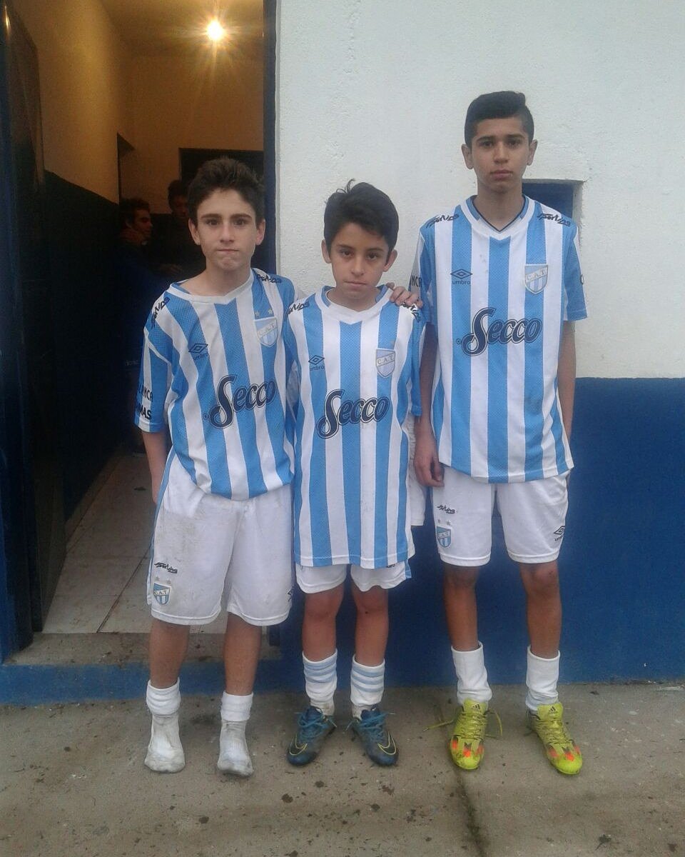 Alderetes (derecha) comenzó a jugar en Atlético Tucumán desde pequeño y soñaba con debutar en Primera (Twitter)