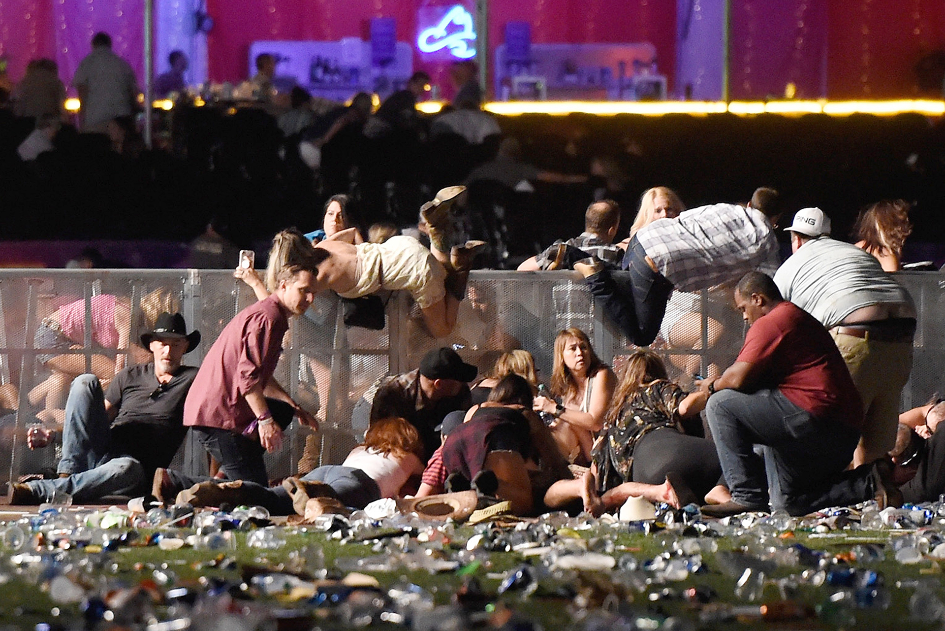 La gente se refugió como pudo durante el brutal ataque de Stephen Paddock en Las Vegas. AFP/Archivo