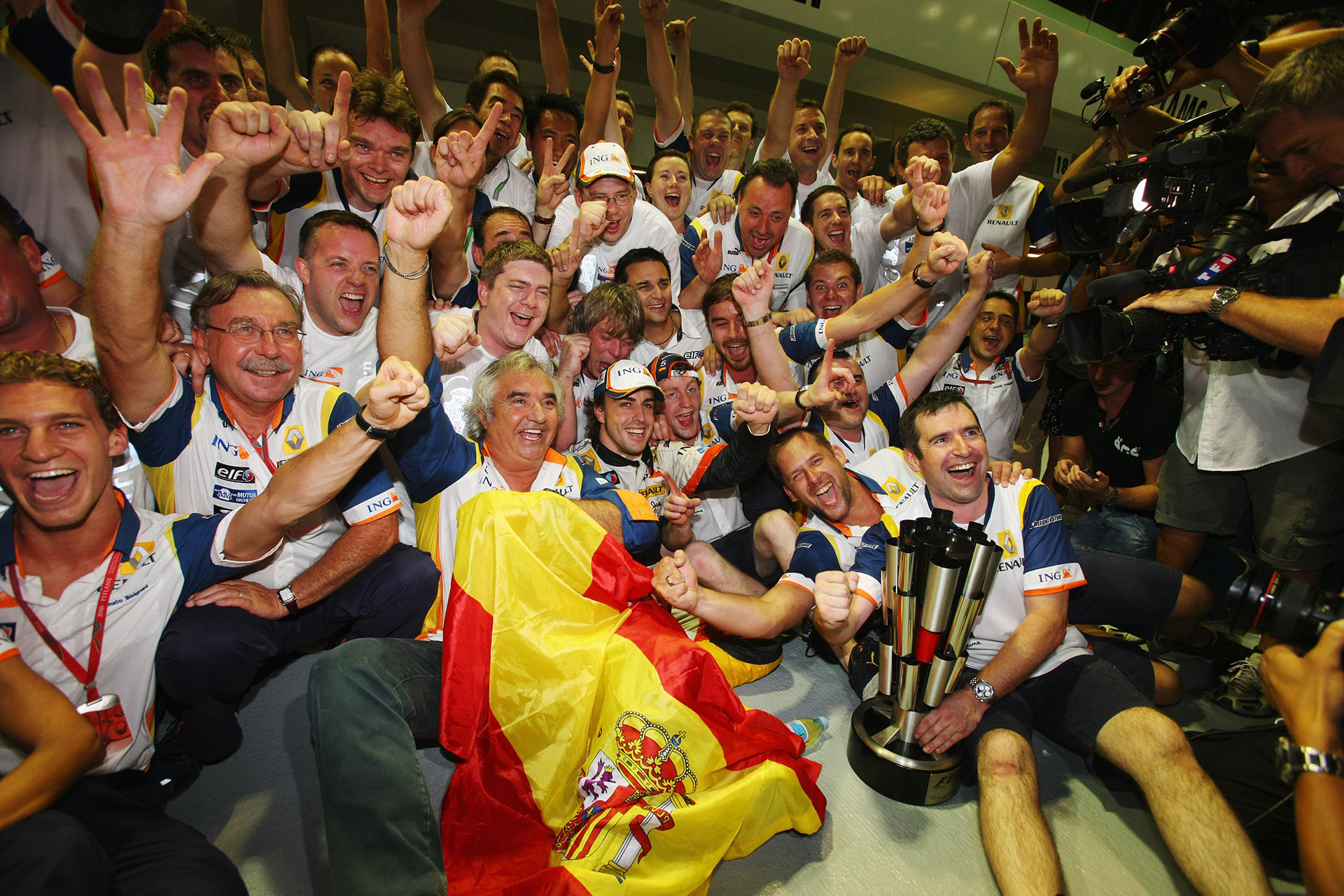 El festejo de Renault tras el triunfo de Alonso. Detrás suyo, a su izquierda, sonríe Nelsinho Piquet (Getty)