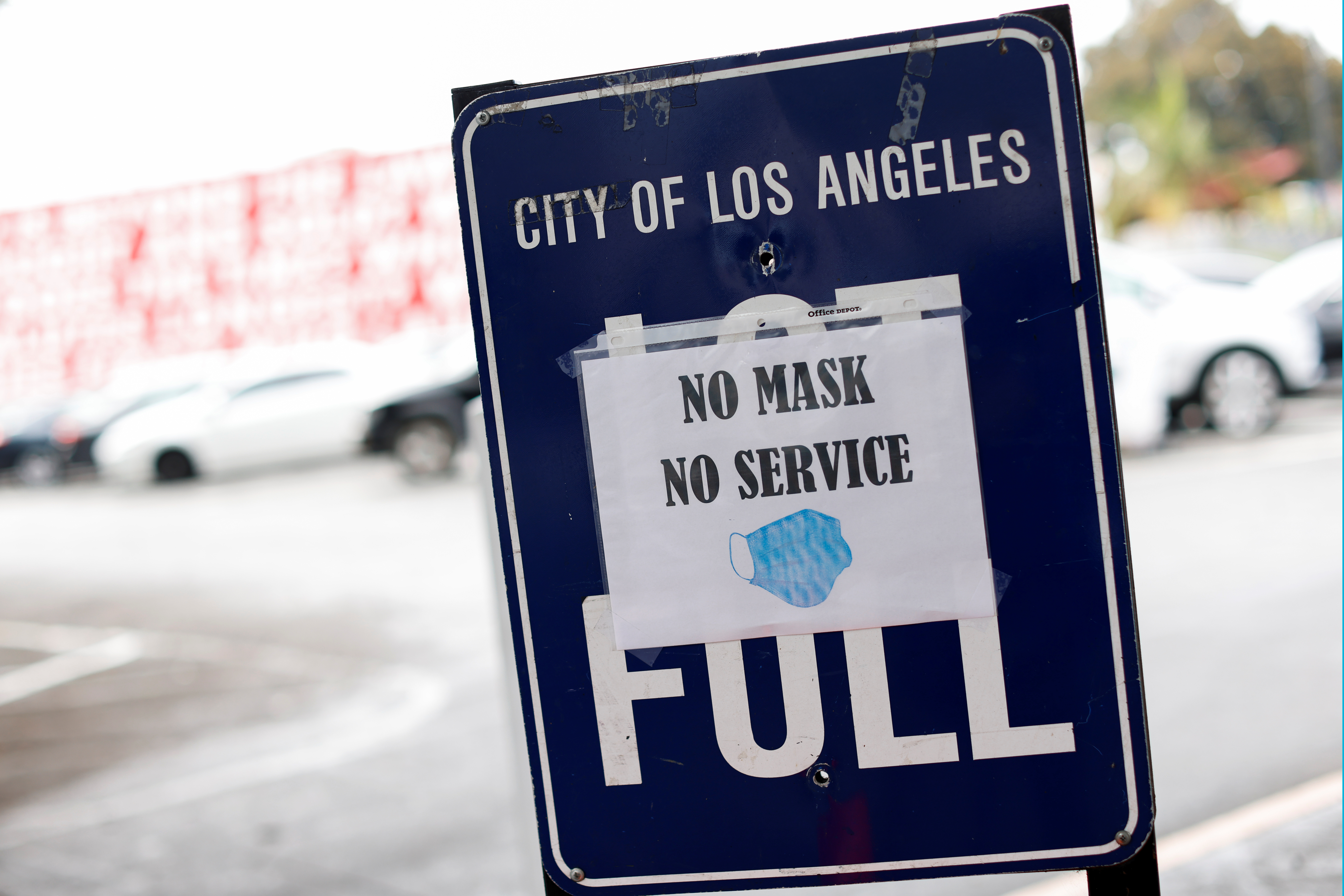 Un cartel alerta que no se atenderán personas que no usen barbijo en Los Ángeles, California. REUTERS/Mike Blake