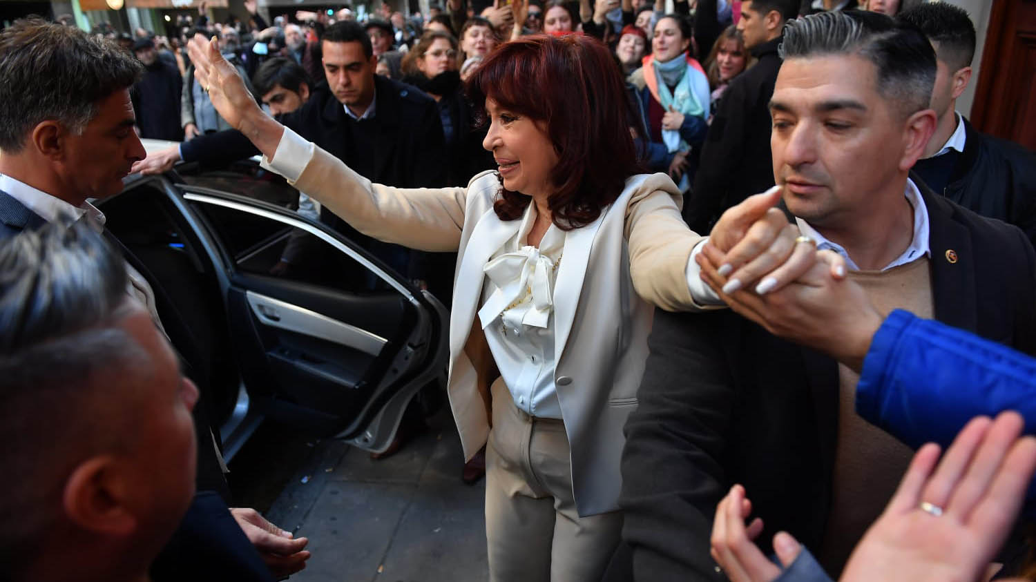 Fuerte respaldo de la militancia K a Cristina Kirchner, antes de que realice su descargo público por el pedido de prisión que el fiscal Diego Luciani solicitó en el marco de la causa Vialidad. (Maximiliano Luna)