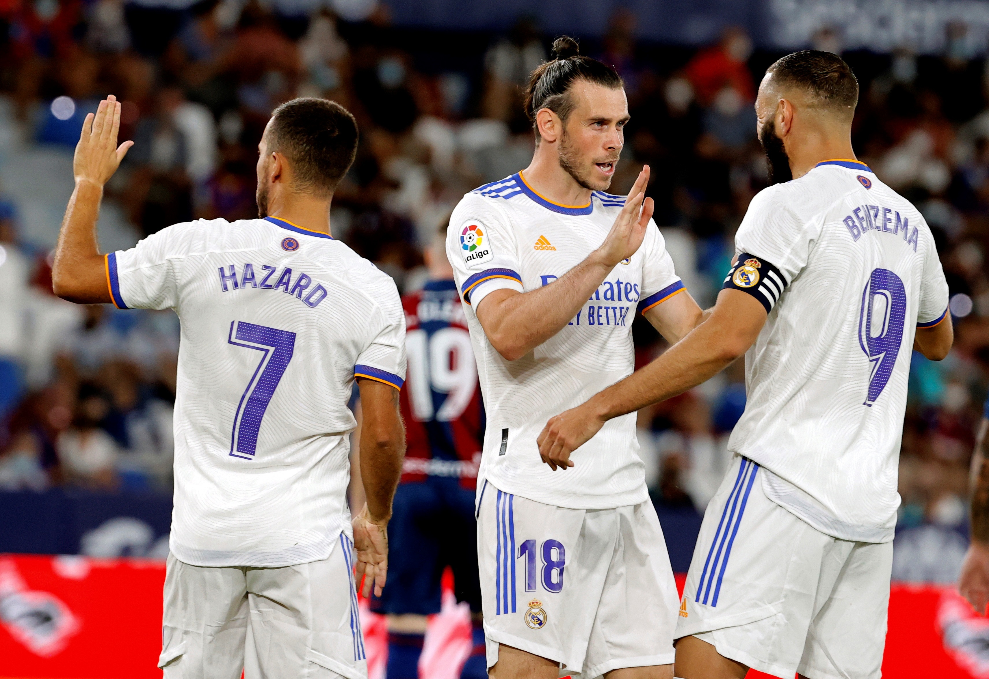 El centrocampista del Real Madrid Gareth Bale (c) celebra un gol con sus compañeros durante el partido.  EFE/Juan Carlos Cárdenas