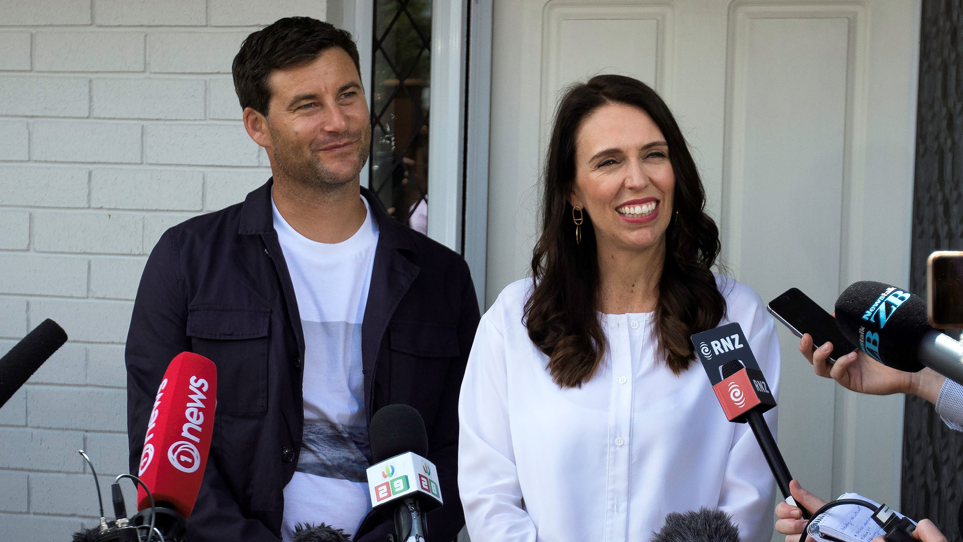 Jacinda Ardern y su pareja Clarke Gayford anuncian a la prensa que están esperando su primer hijo, en Auckland el 19 de enero de 2018 (Clarke Gayford. / AFP PHOTO / Diego OPATOWSKI)