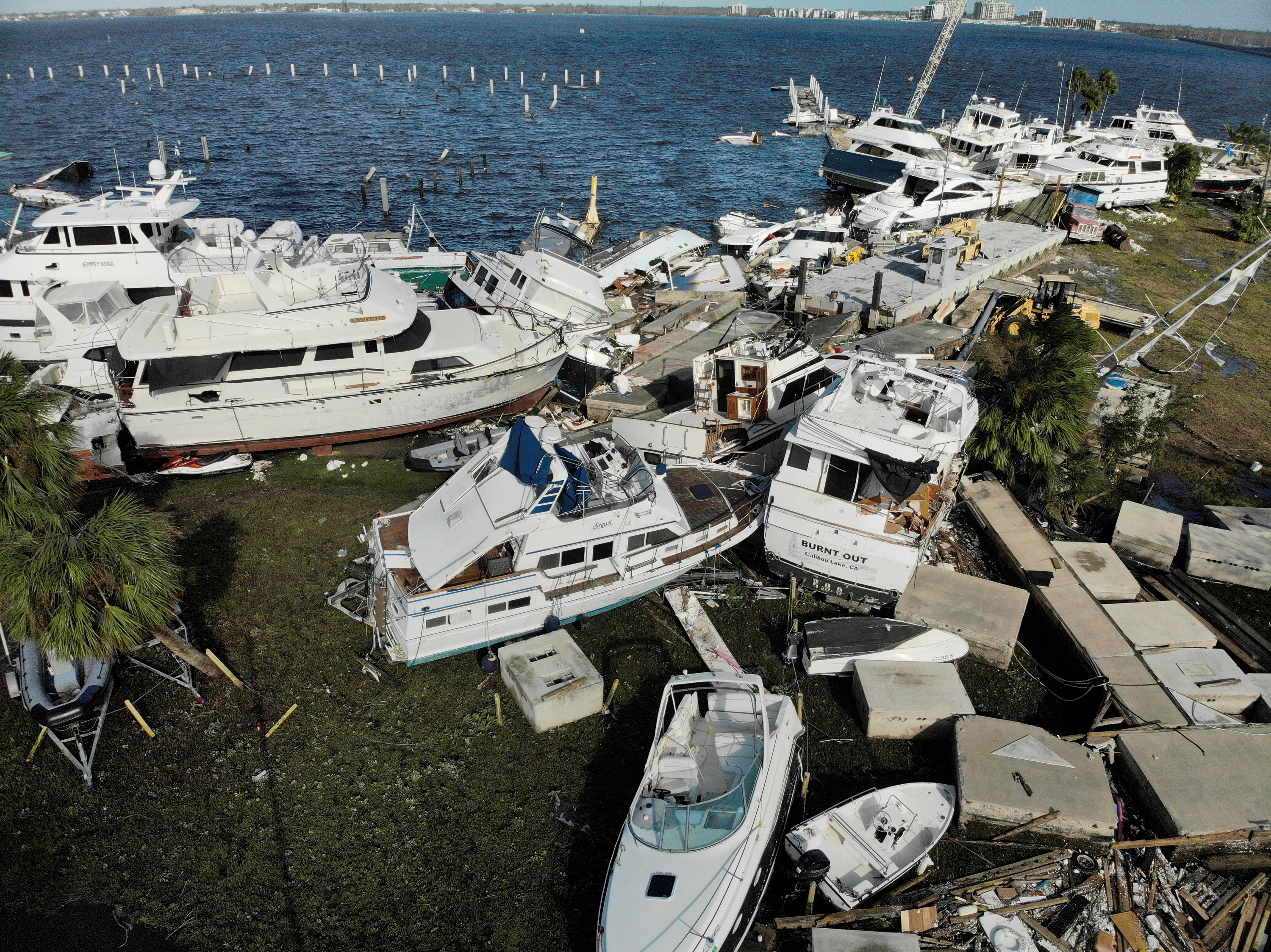 Los barcos dañados se ven en el centro después de que el huracán Ian causara una destrucción generalizada en Fort Myers, Florida. 