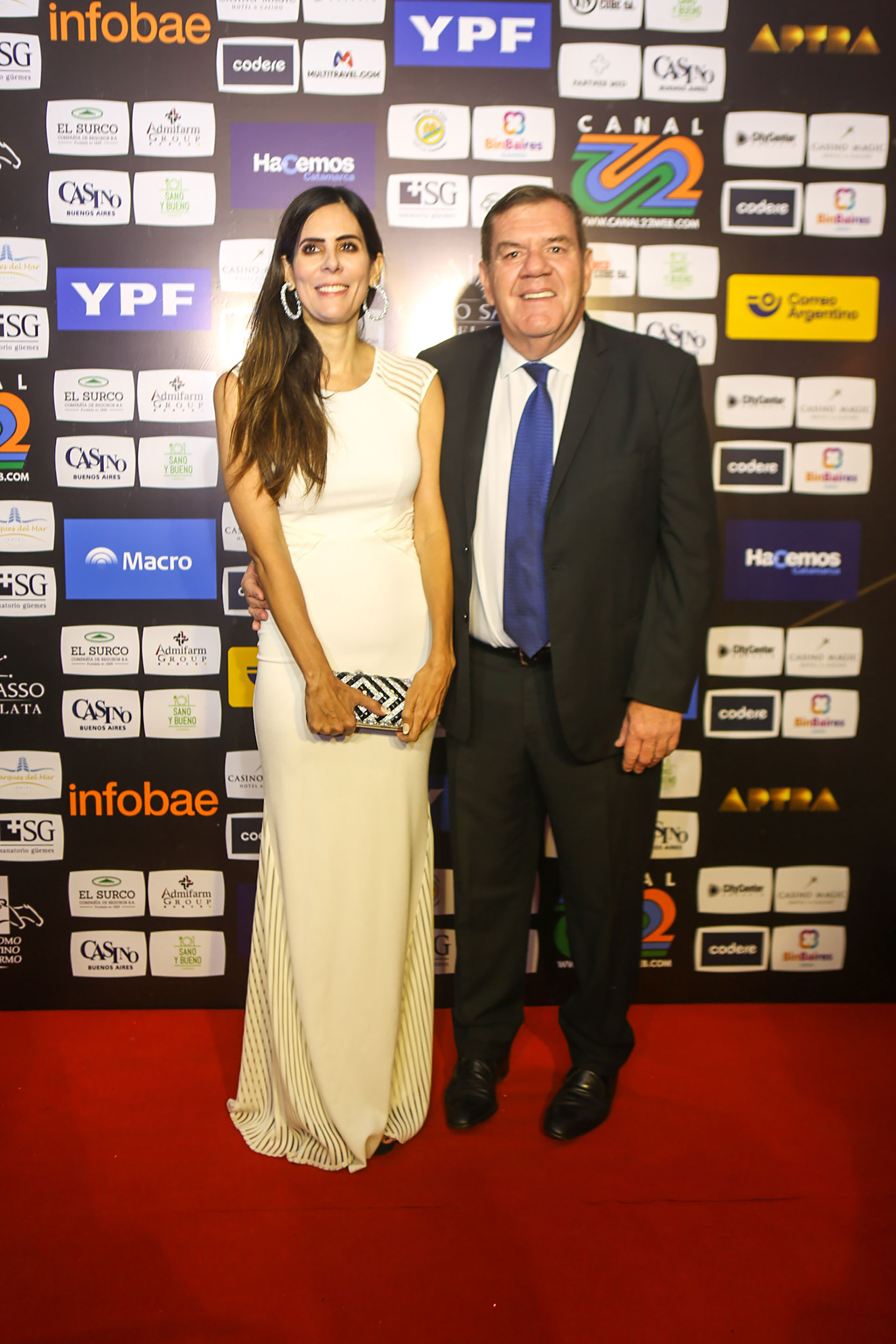 Guillermo Montenegro, intendente de la ciudad de Mar del Plata, junto a su mujer en Premios Martín Fierro Digital
