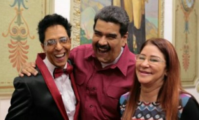 El dictador de Vanezuela, Nicolás Maduro, junto a su esposa, Cilia Flórez y el cantante dominicano Bonny Cepeda