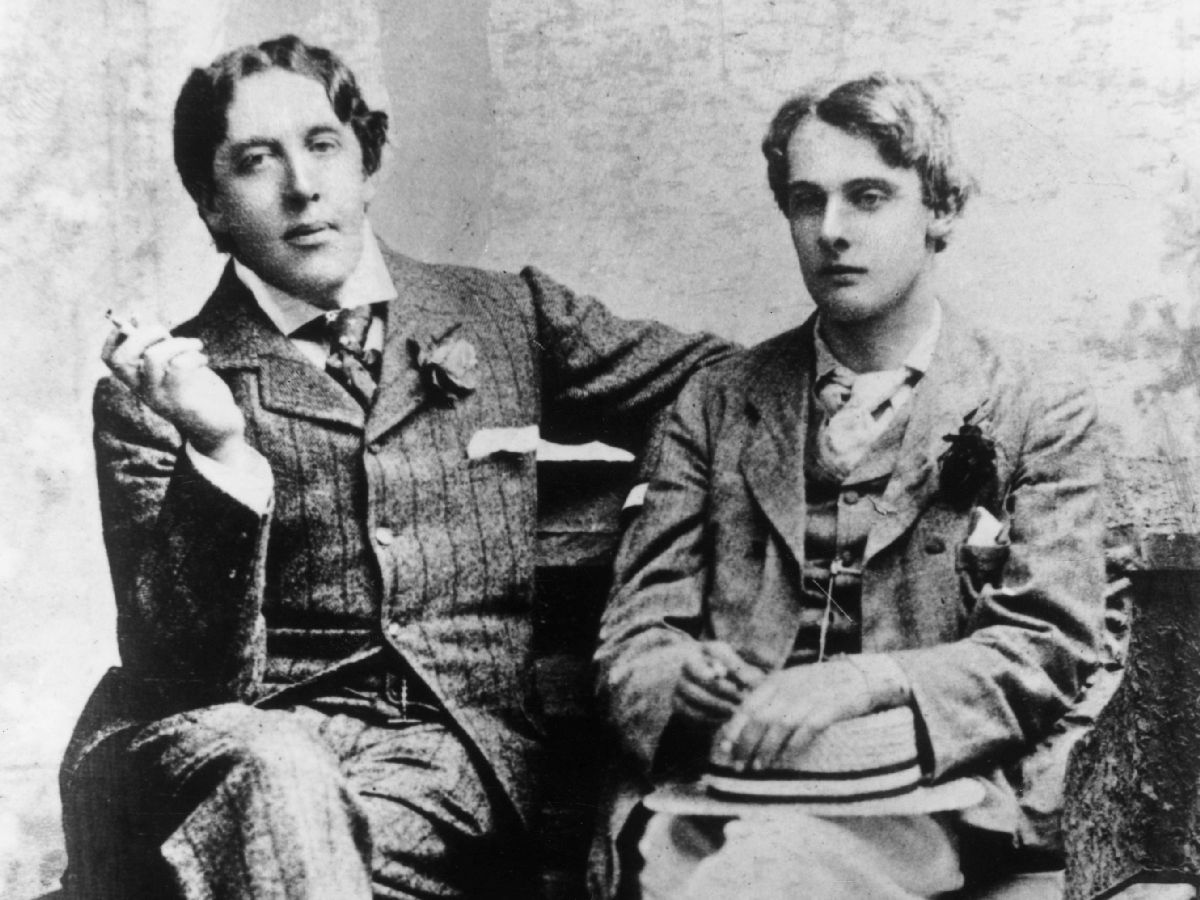 El escritor Oscar Wilde al lado de Lord Alfred Bosie Douglas. El padre de Douglas era el Marques de Queensberry, el inventor de las reglas del boxeo moderno. El hombre persiguió a Wilde durante meses hasta que se enfrentaron en el juicio que significó la caída del escritor, uno de los hombres más populares de su tiempo (Hulton Archive/Getty Images)