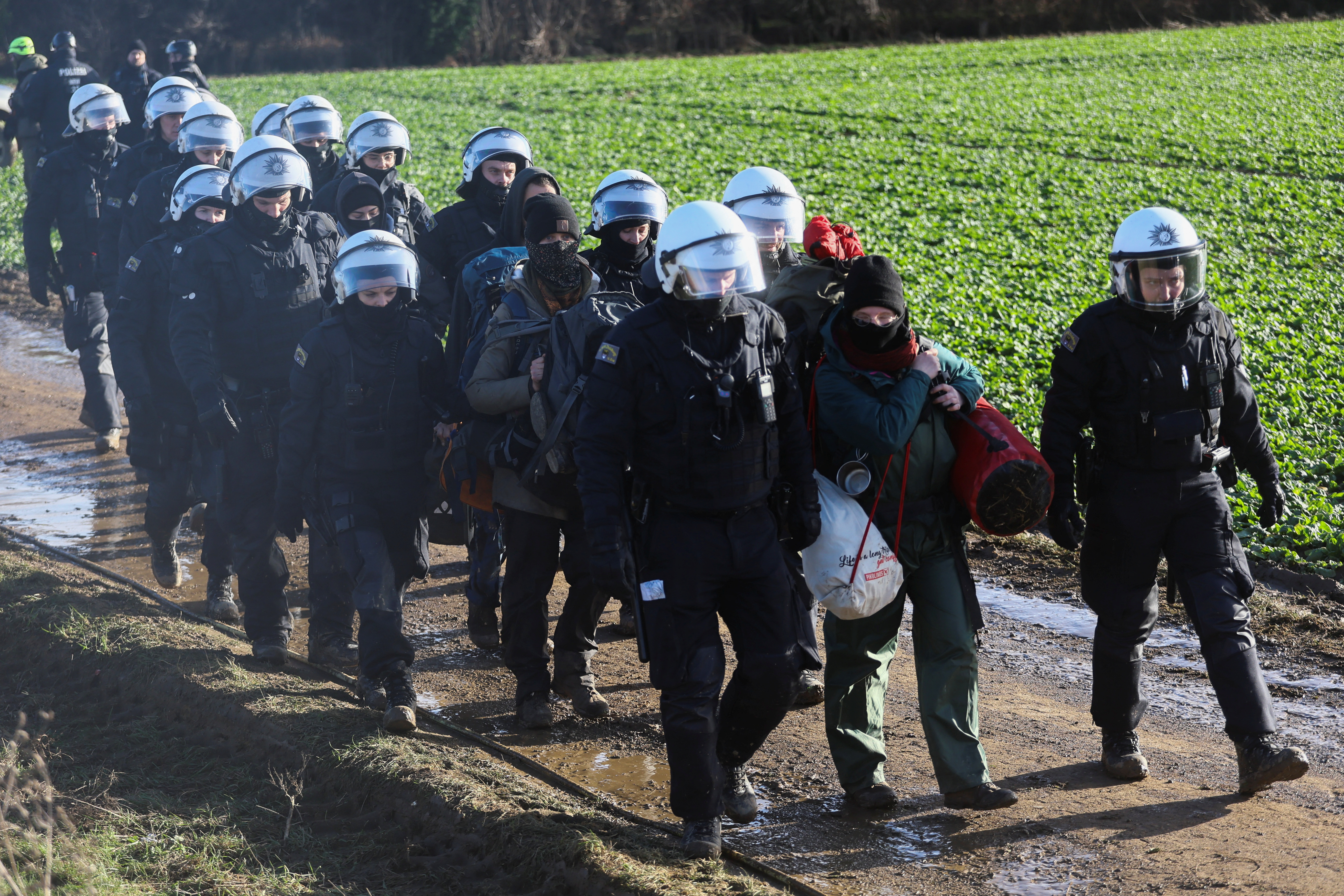 La policía dijo que existía preocupación por la posibilidad de que se produjeran problemas, ya que en los últimos días se habían reunido en el lugar manifestantes potencialmente violentos procedentes de toda Europa. (REUTERS/Wolfgang Rattay)