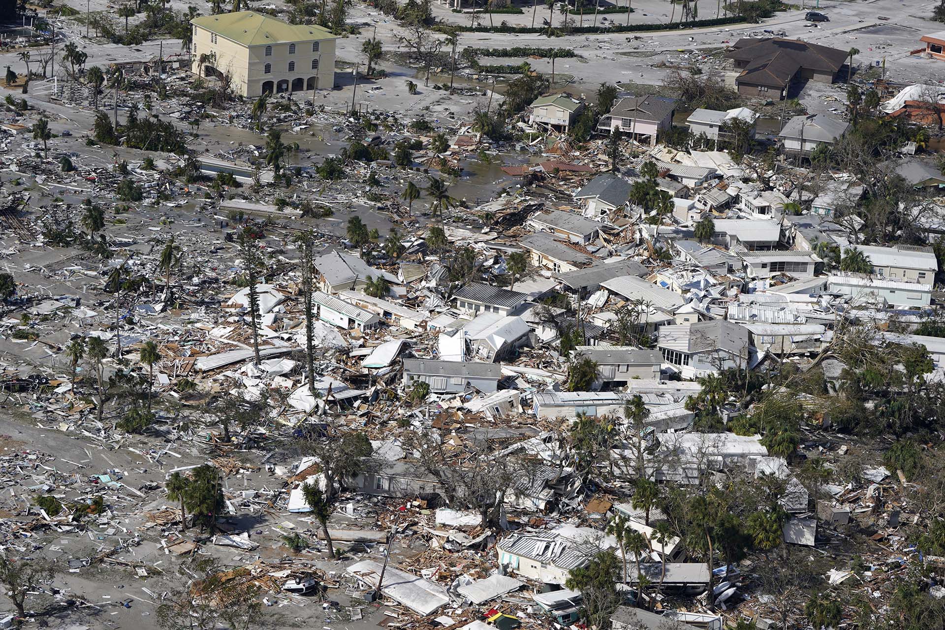Las casas dañadas y los escombros después del paso huracán Ian, el jueves 29 de septiembre de 2022, en Fort Myers, Florida (AP Photo/Wilfredo Lee)