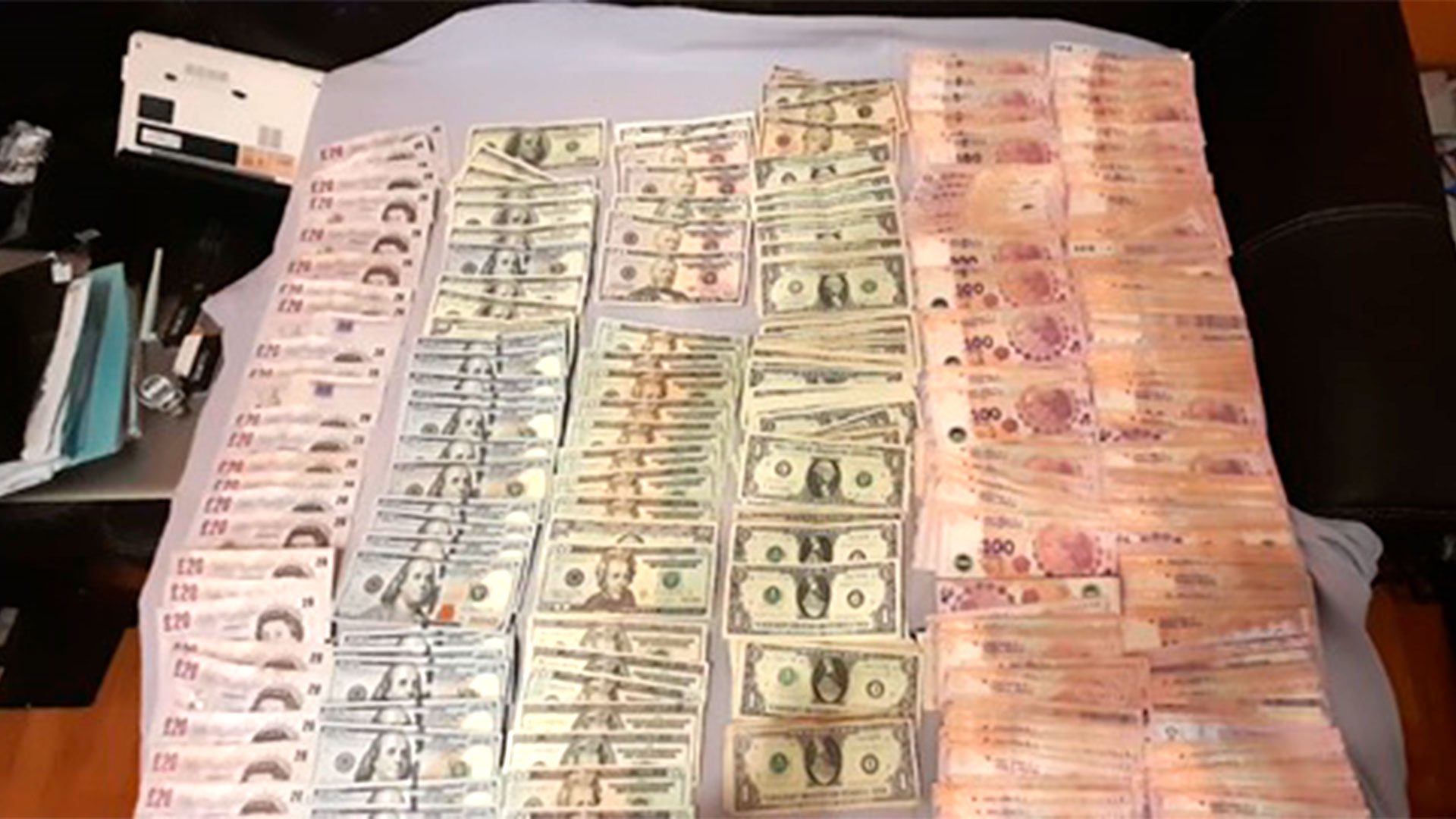 A la organización criminal le descubrieron una importante cantidad de dinero distribuido en diferentes tipos de moneda