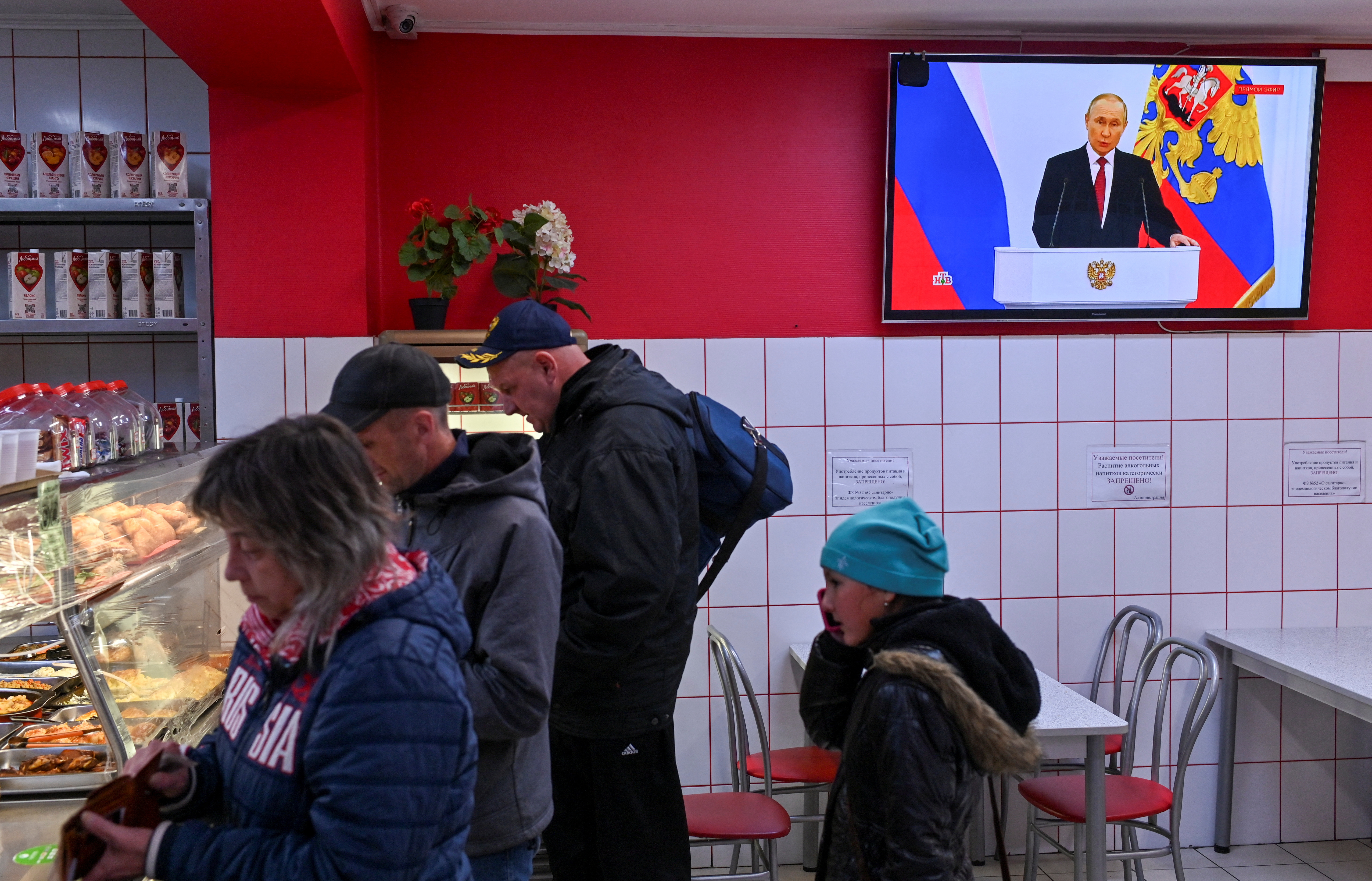 La escena en un cafe de la ciudad rusa de Omsk, donde esta semana se llevaron a centenares de hombres para ser enrolados compulsivamente en el ejército. REUTERS/Alexey Malgavko.