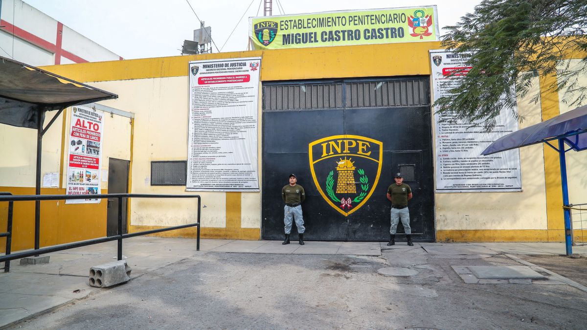 El INPE informó que uno de los internos del penal Miguel Castro Castro, quien cumplía sentencia por hurto agravado, fugó del recinto carcelarío. (RPP)