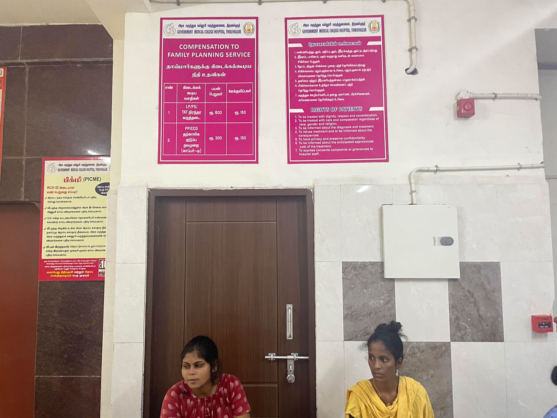 Los carteles de los hospitales de Tamil Nadu anuncian las recompensas en metálico para las mujeres que acepten tomar anticonceptivos o esterilizarse. Las mujeres pueden recibir 1,50 dólares por colocarse un dispositivo intrauterino u 8 dólares por una tubectomía (Fotografía del Washington Post por Gerry Shih)