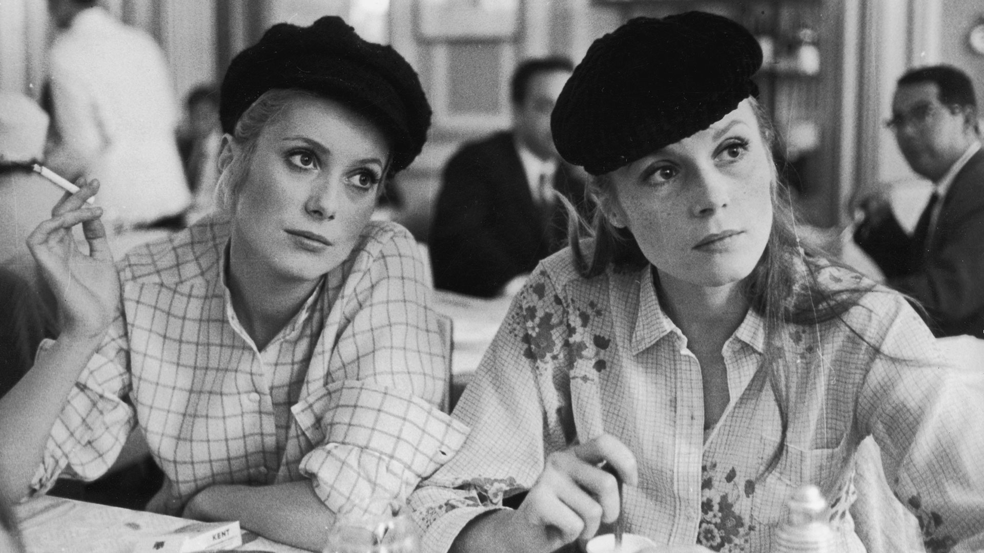 Junio de 1966, antes de la tragedia: Catherine Deneuve (a la izquierda) con su hermana mayor Francoise Dorleac en el set del musical 'Les Demoiselles de Rochefort' . Deneuve fumaba un cigarrillo, Dorleac tomaba un yogur  (Photo by Express/Express/Getty Images)
