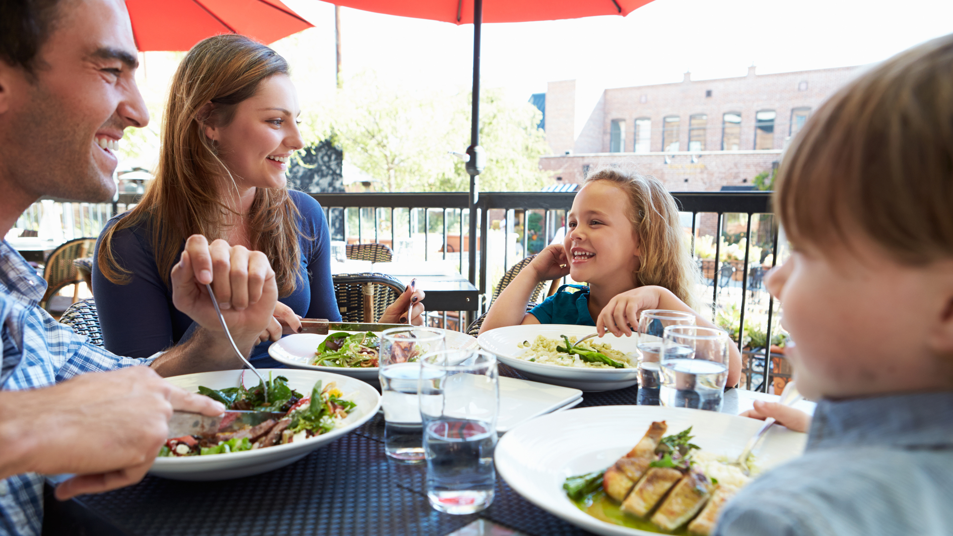 Estar compartiendo una comida en un restaurante es uno de los espacios que causan alegría en las personas