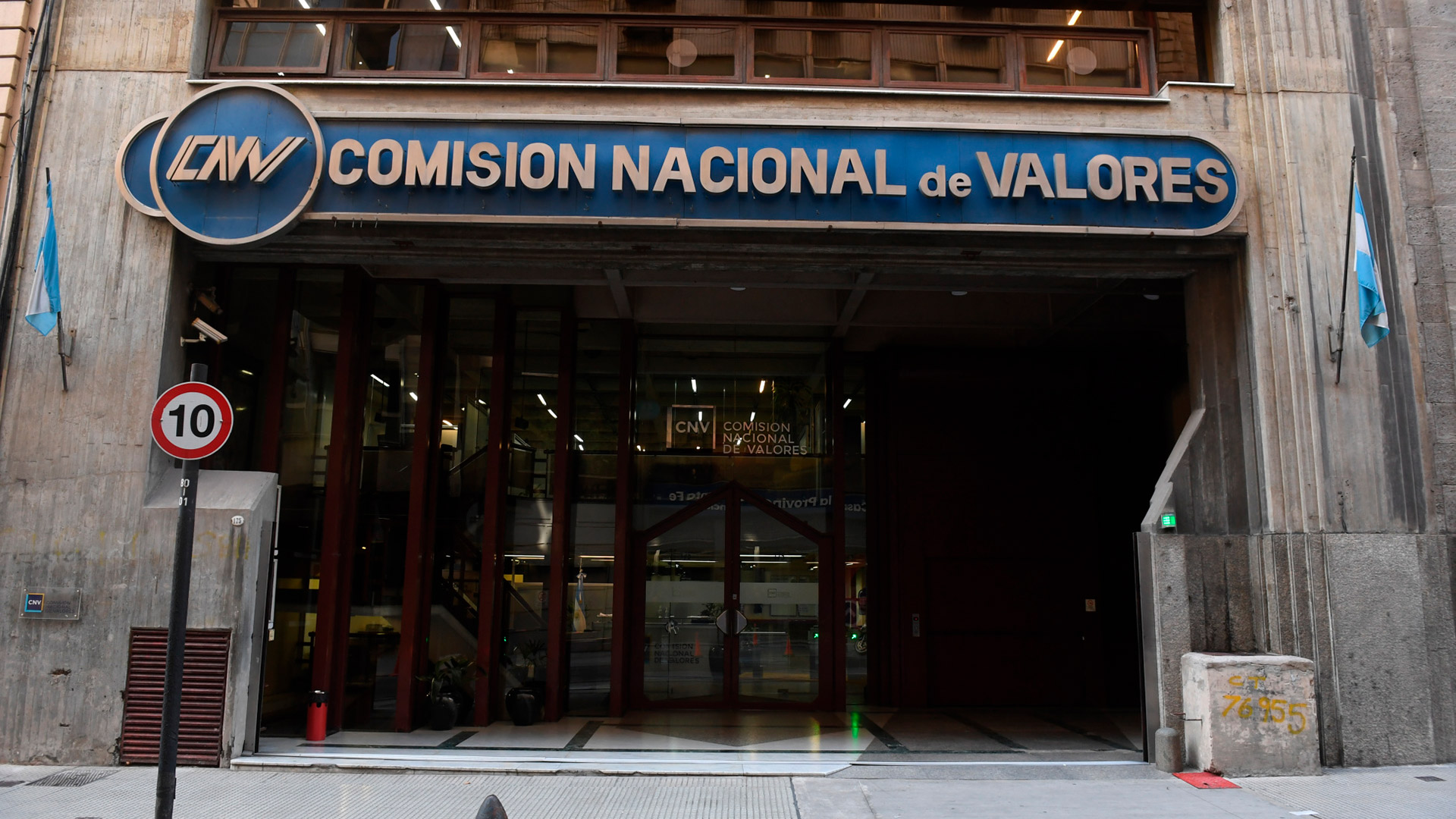 La CNV investiga a 35 sociedades de bolsa por la suba del dólar MEP y el “contado con liqui”