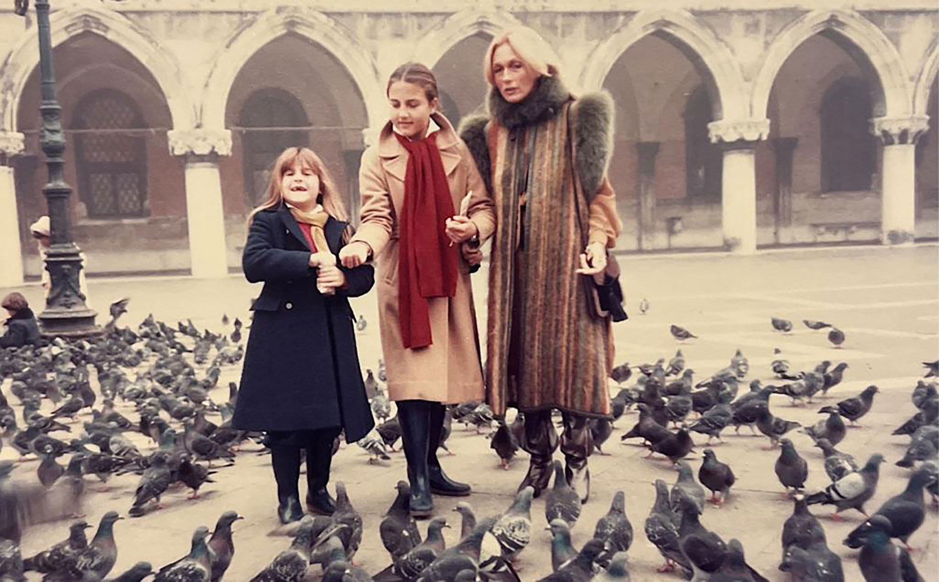 Mariana, Cora y Mimicha le dan de comer a las palomas en Venecia (Crédito: Cora Reutemann)