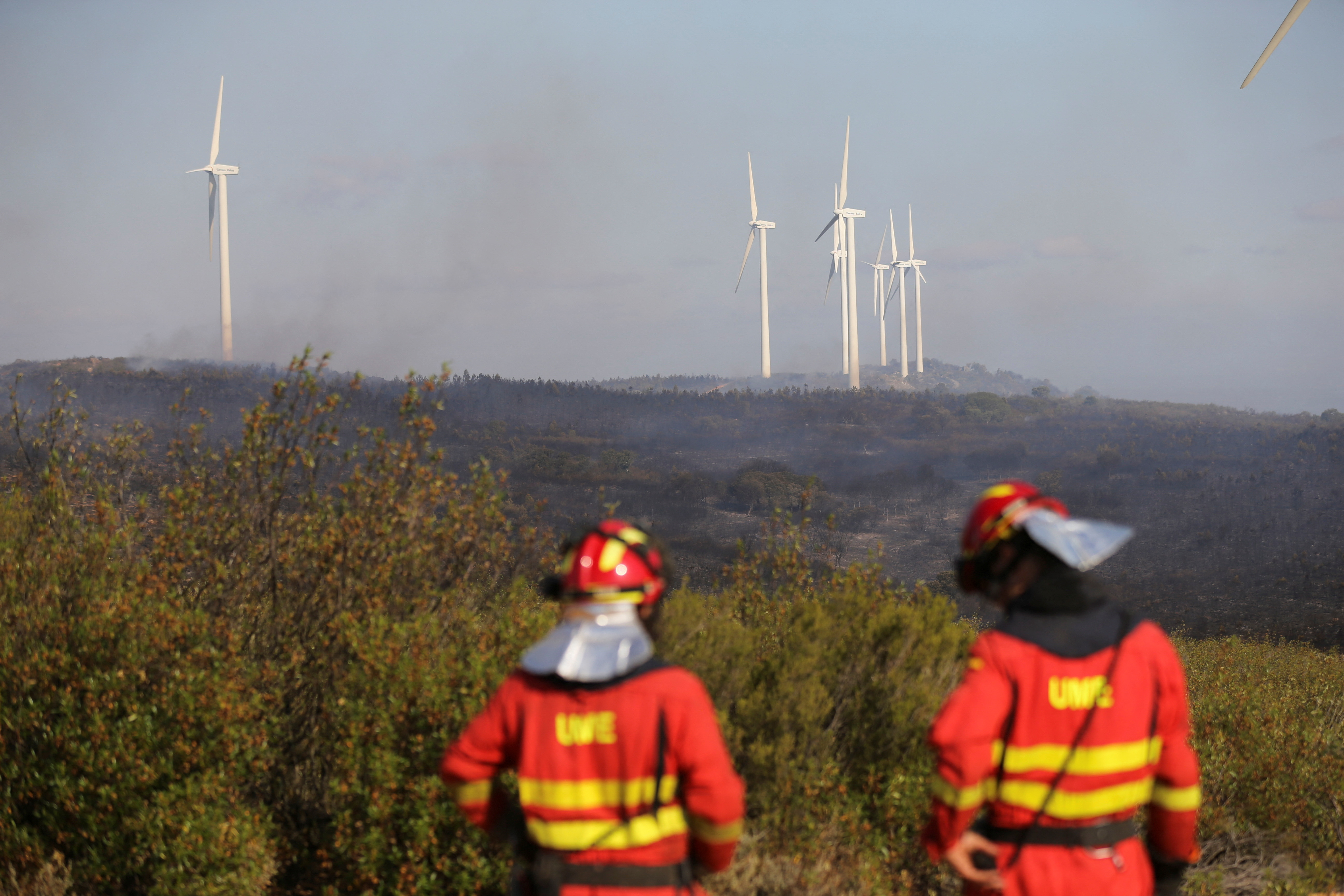 Los bomberos observan focos de fuego a lo lejos en Francia. España es otro de los paises altamente afectados por esta ola de calor que ayudó a la creación de incendios forestales.
