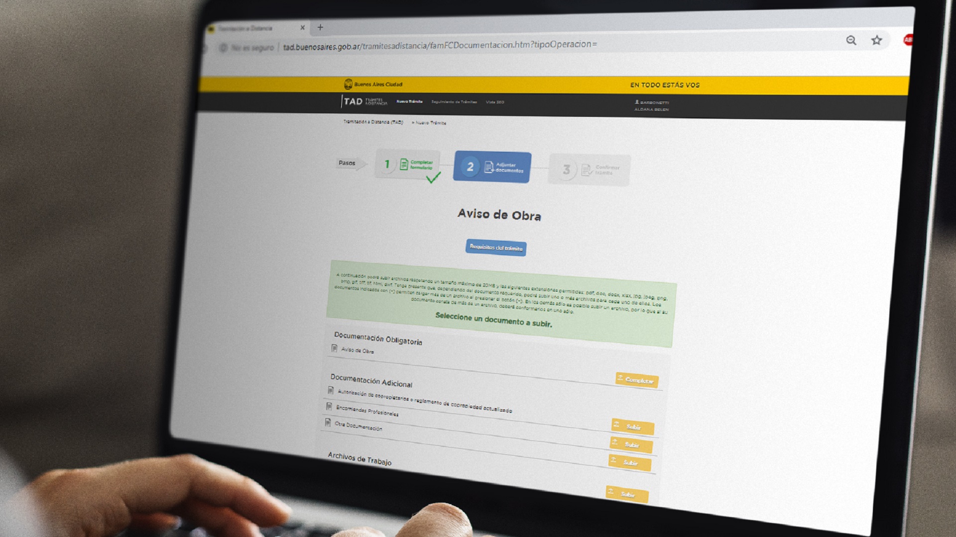 ¿Qué pasa si el piloto del avión se desmaya? ¿Es cierto que comen comida diferente? El libro con cien preguntas para quienes tienen miedo de volar
