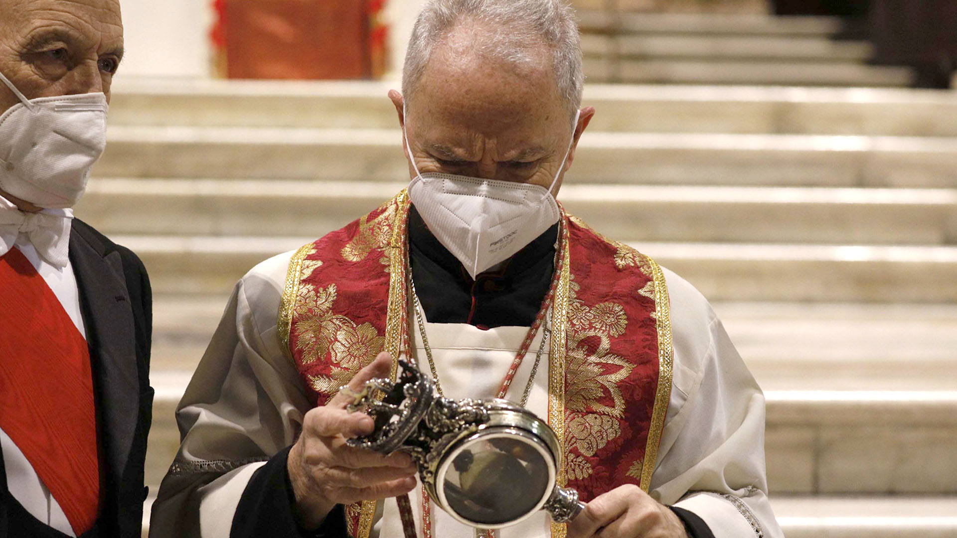 Vincenzo De Gregorio junto a la reliquia que contiene la sangre solidificada de San Genaro, patrono de Nápoles. Tres veces al año se produce el prodigio que esta vez no ocurrió (AP)