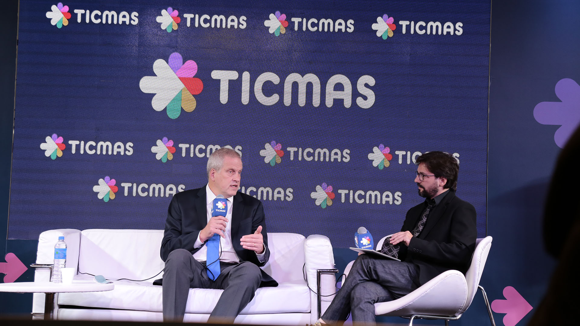 Jaime Perczyk en el auditorio de Ticmas de la feria del libro, entrevistado por Patricio Zunini