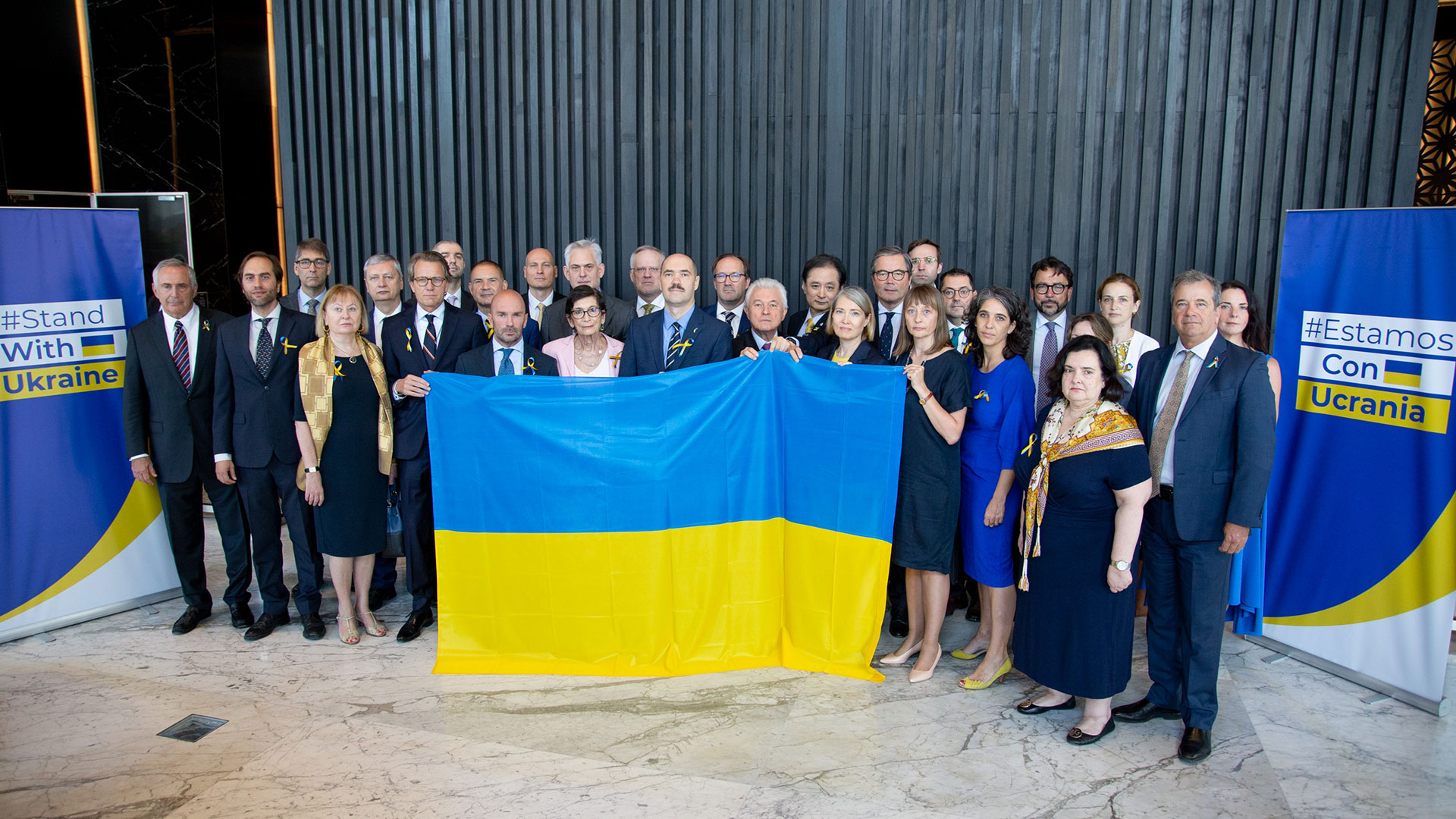 Los embajadores de los Estados Miembros de la Unión Europea, el Encargado de Negocios de Ucrania en Argentina, los Jefes de Misión de los países del G7 y de Australia, Georgia y Noruega, posaron junto a la bandera de Ucrania para reafirmar su condena a la invasión rusa